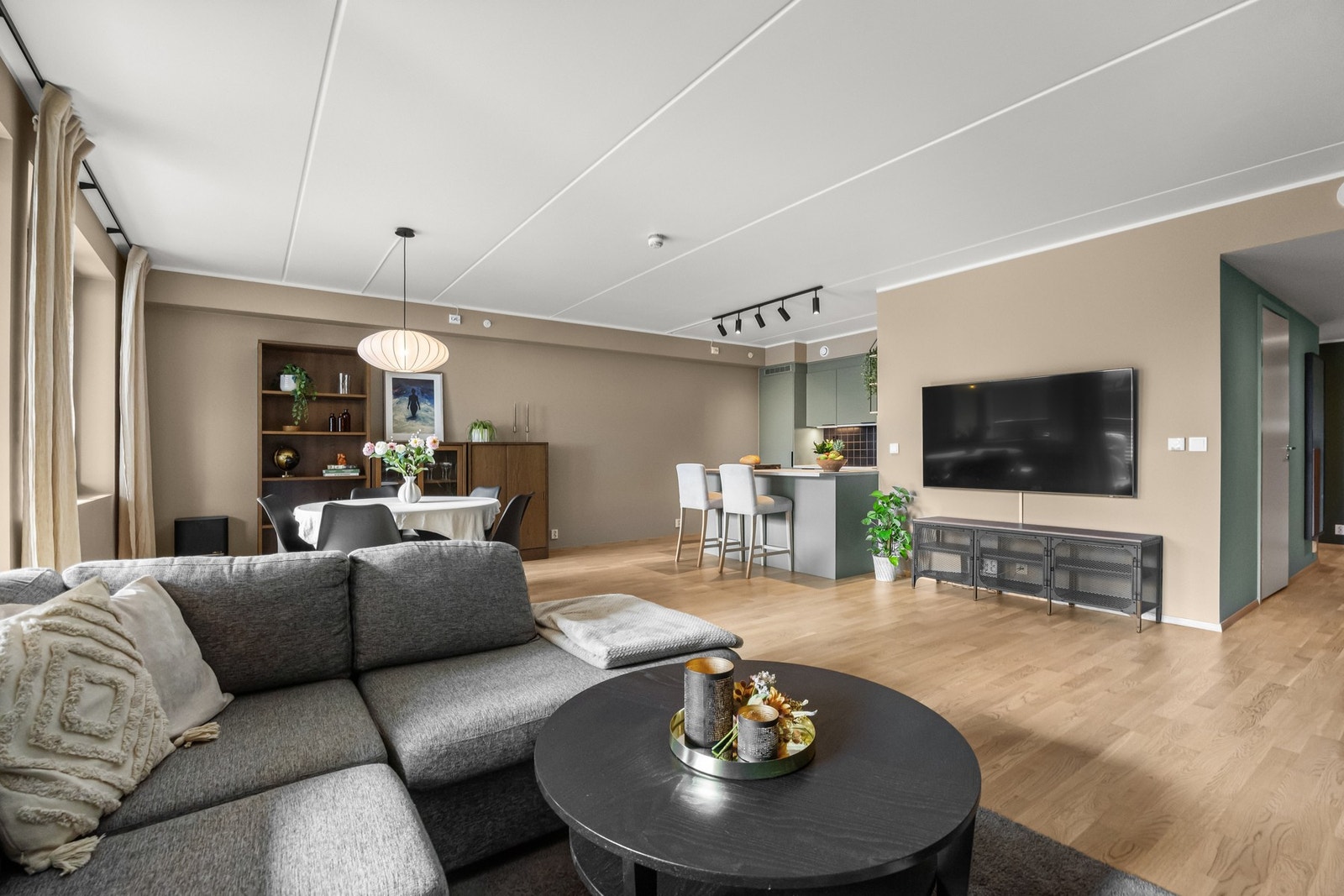 Stuen er romslig med god plass til stor sofagruppe med salongbord, mediemøblement med tv og et spisebord. Galleribilde