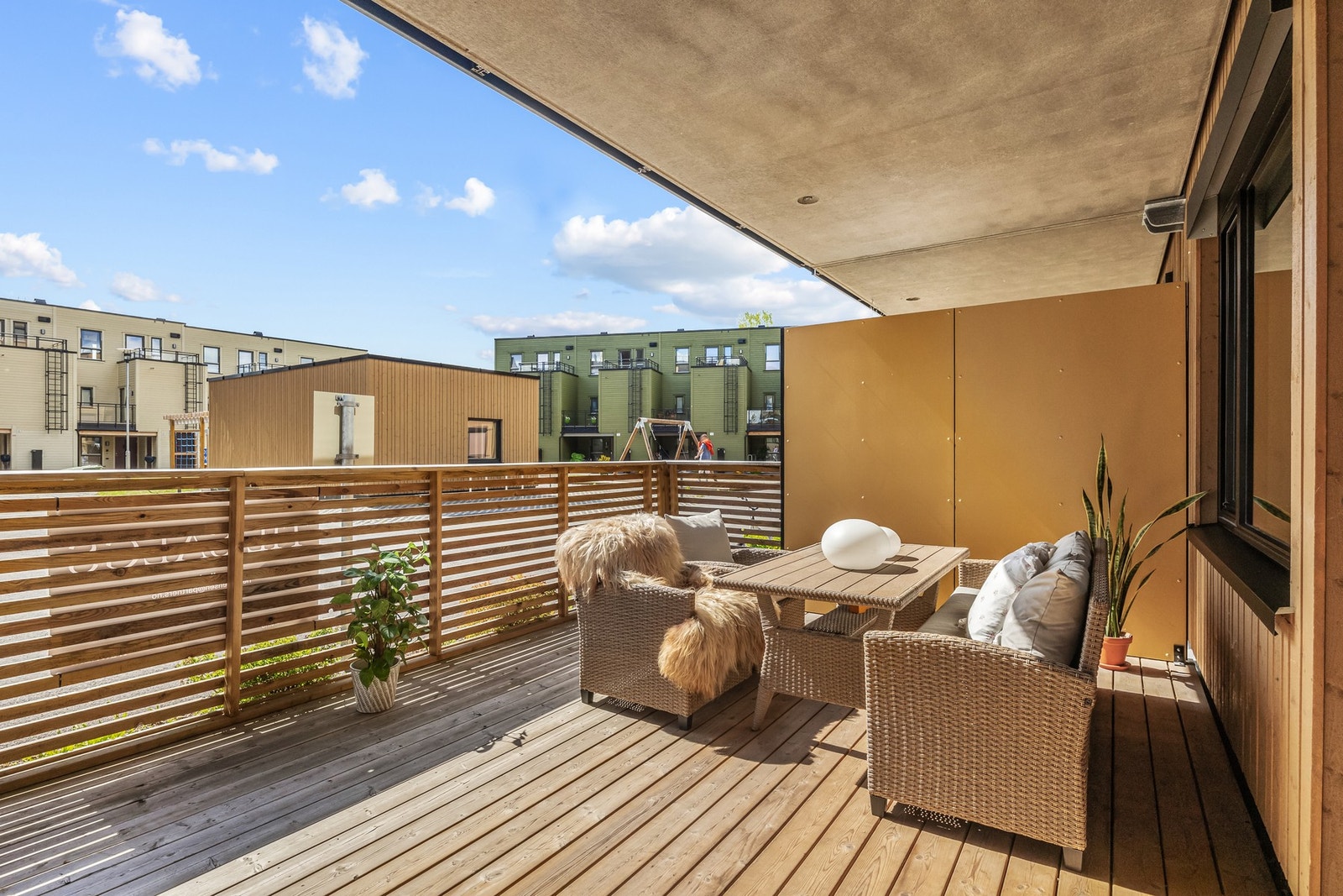 Fra stuen har du utgang til en stor og solrik sydvendt terrasse på 19m² som er perfekt for lange og late sommerdager! Galleribilde