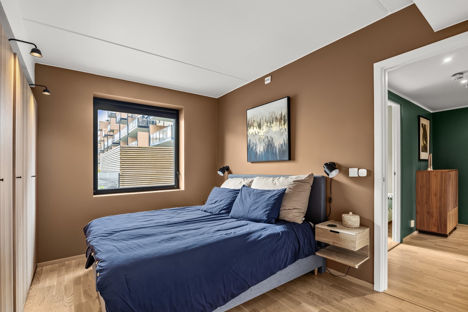 Leiligheten har et innbydende hovedsoverom som vender ut mot rolige fellesarealer. Soverommet har god standard med parkett på gulv og glatte overflater malt i en fin varm farge. Galleribilde
