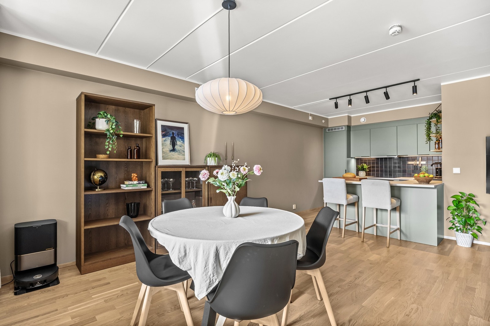 Leiligheten har balansert ventilasjon som sørger for et sunt og godt inneklima gjennom hele året. Galleribilde