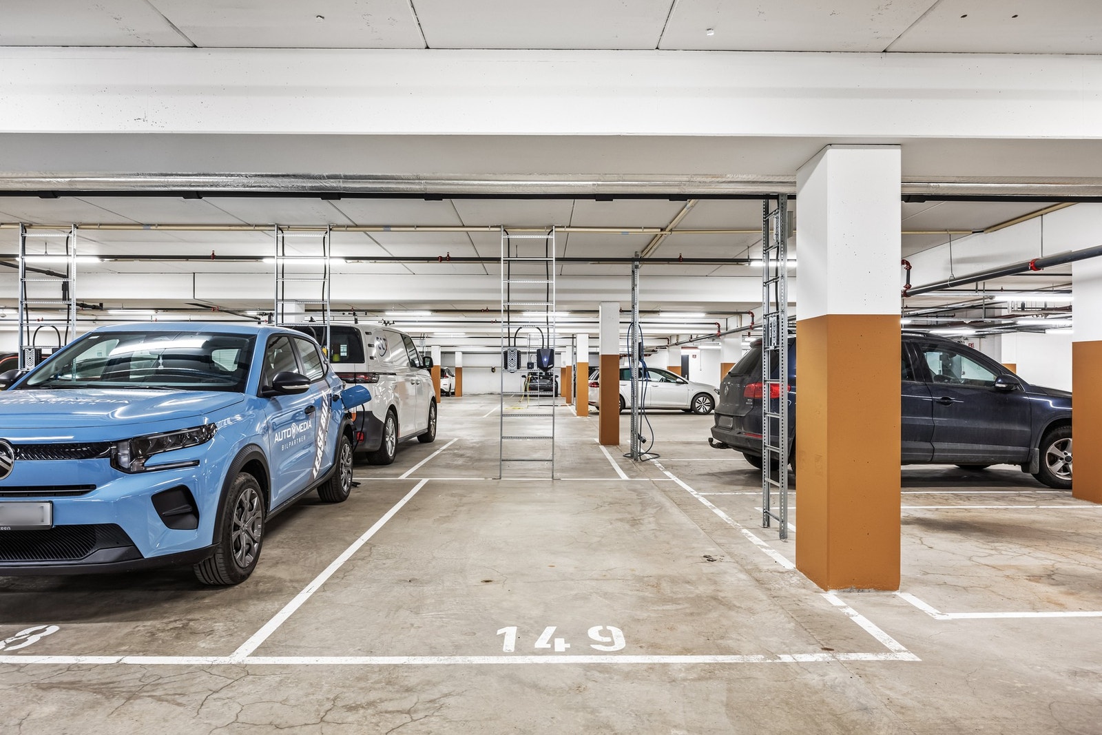 Leiligheten disponerer en garasjeplass med elbil-lader i felles garasjeanlegg. Mulighet for å bruke gjesteparkering i opptil 100 timer i måneden for besøk. Galleribilde