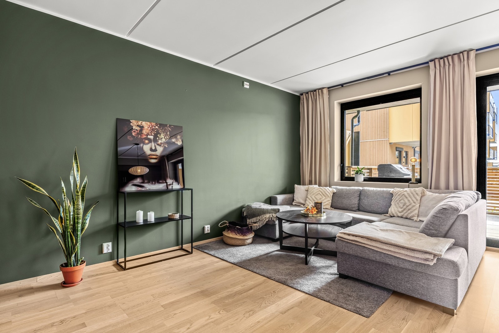 God og moderne standard fra 2023 med parkett på gulv, vannbåren gulvvarme, glatte overflater malt i innbydende farger og skjult elektrisk anlegg. Galleribilde
