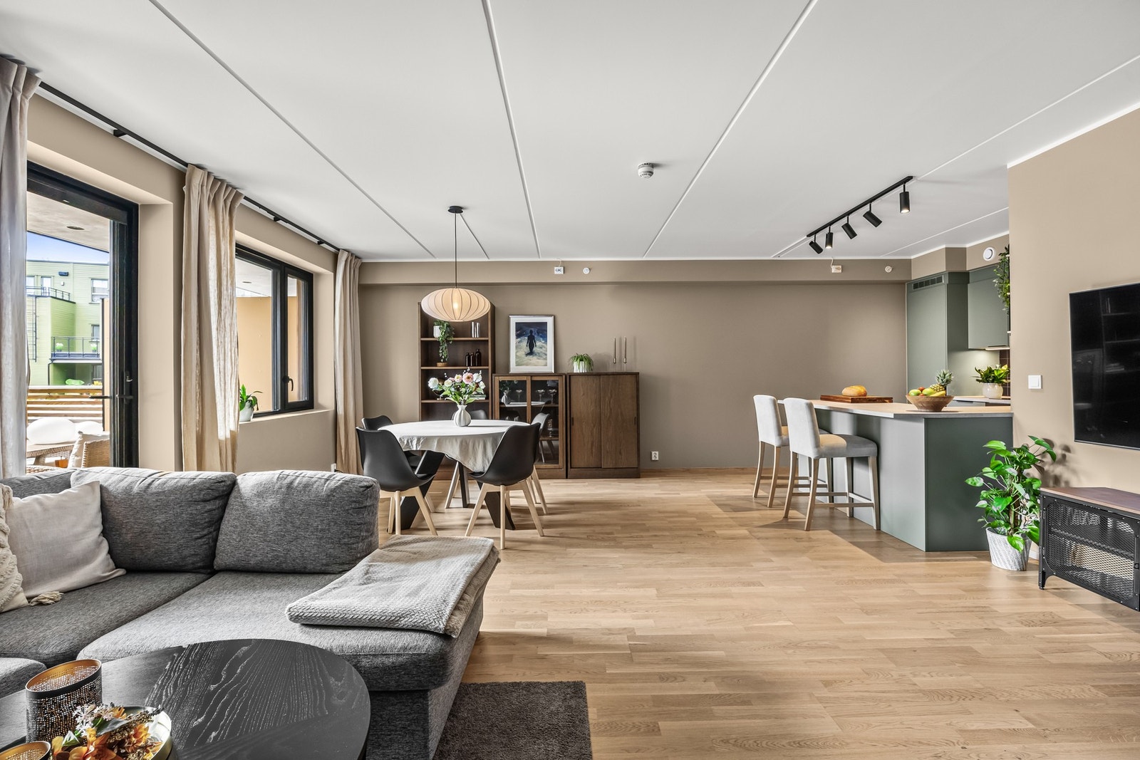 Leiligheten holdes god og lun på vinterstid med vannbåren gulvvarme i stue/kjøkken, gang og entré. Galleribilde