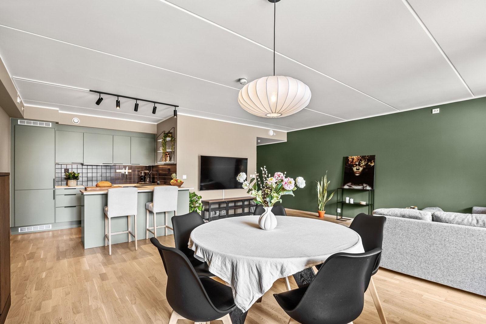 Kjøkkenet ligger i en fin og sosial åpen løsning med stuen. Galleribilde
