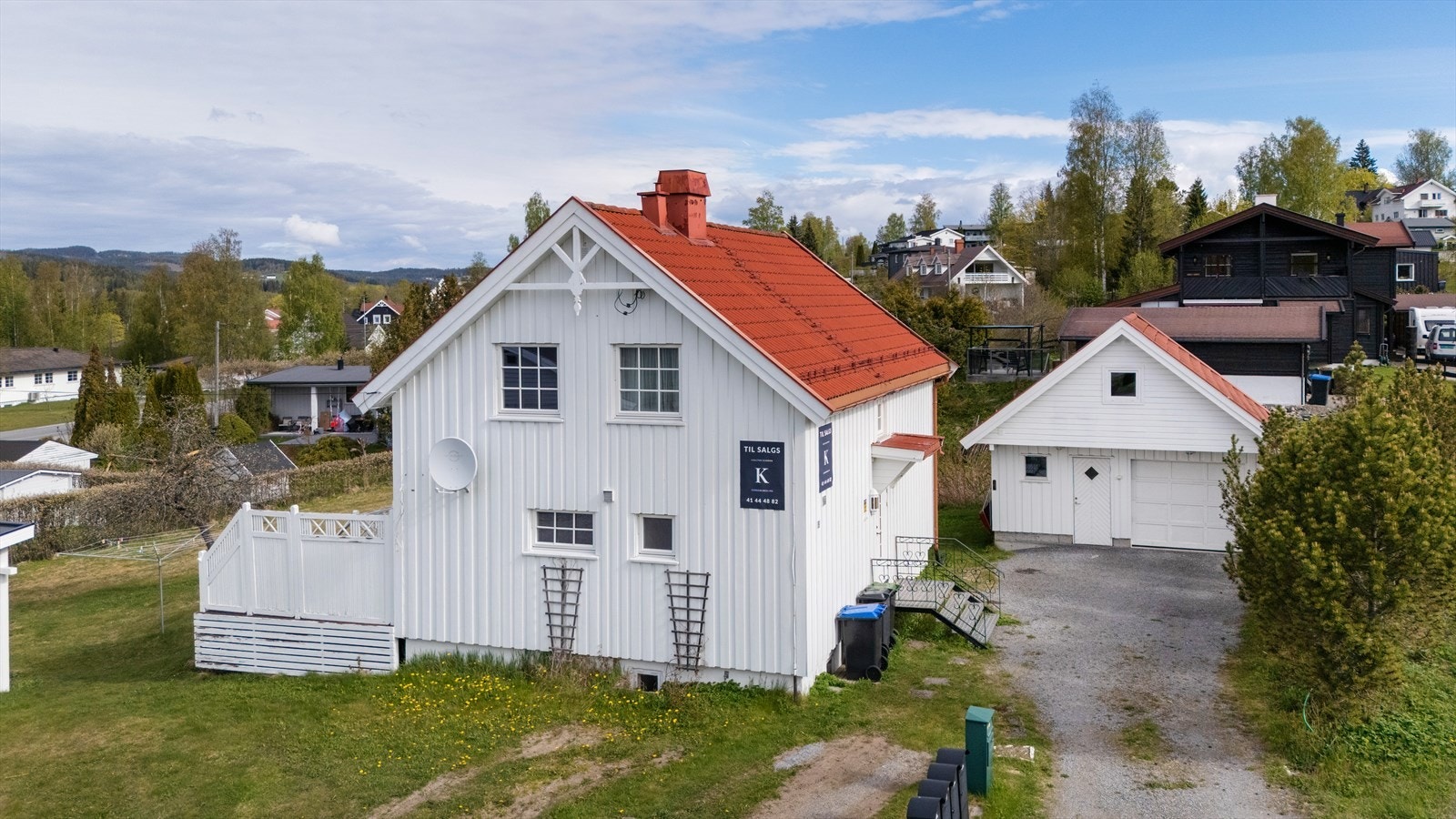 Fasade med gårdsplass og inngangsparti Galleribilde
