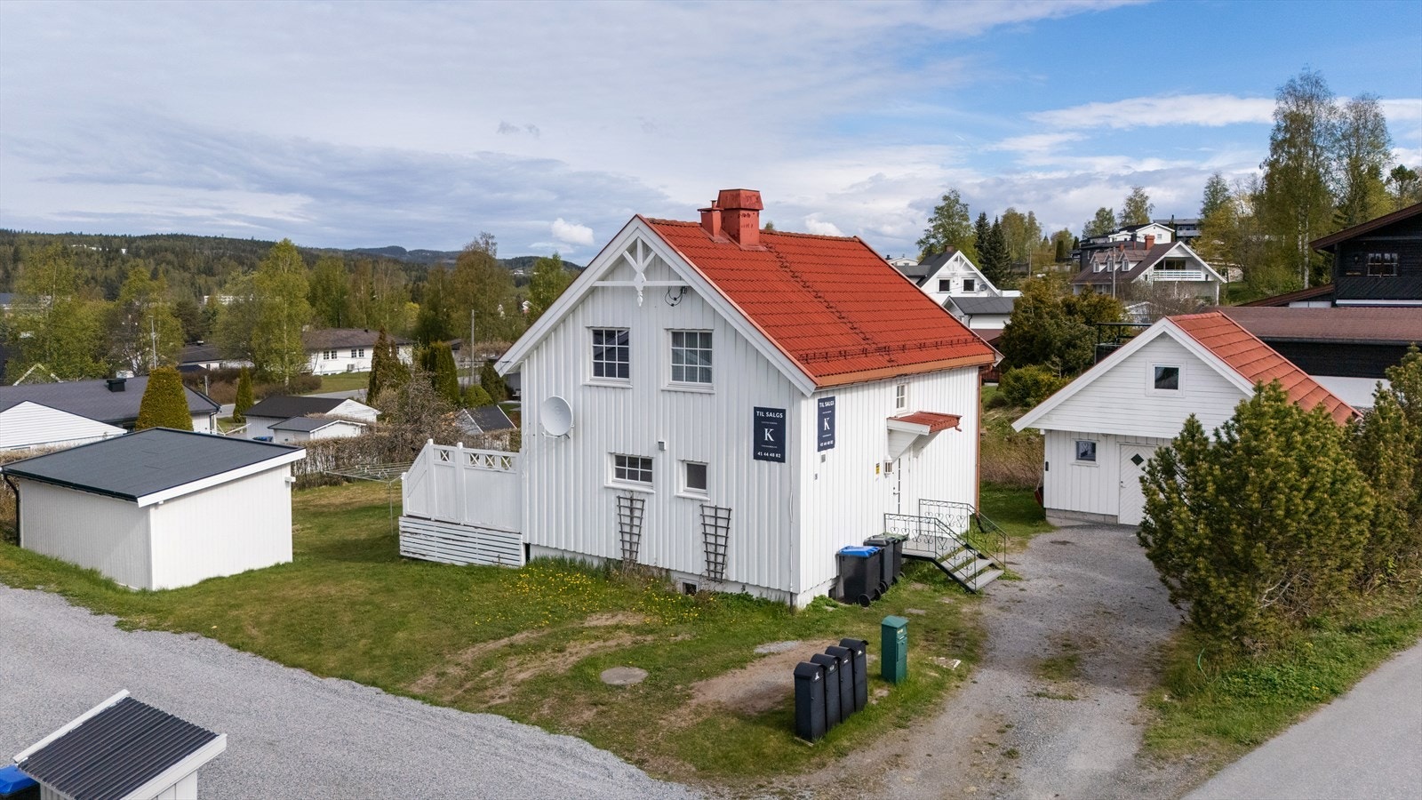 Enebolig med separat garasje og uthus - Romslig tomt med et stort utviklingspotensiale Galleribilde