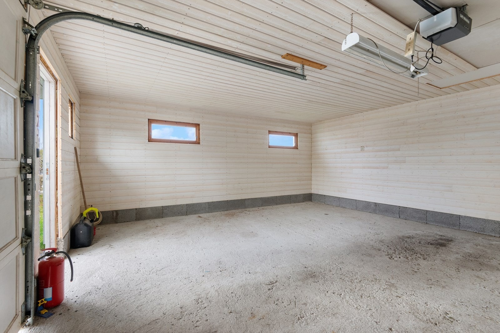 Dobbeltgarasje med singel port - Loftsluke med trapp i himling - Automatisk portåpner Galleribilde