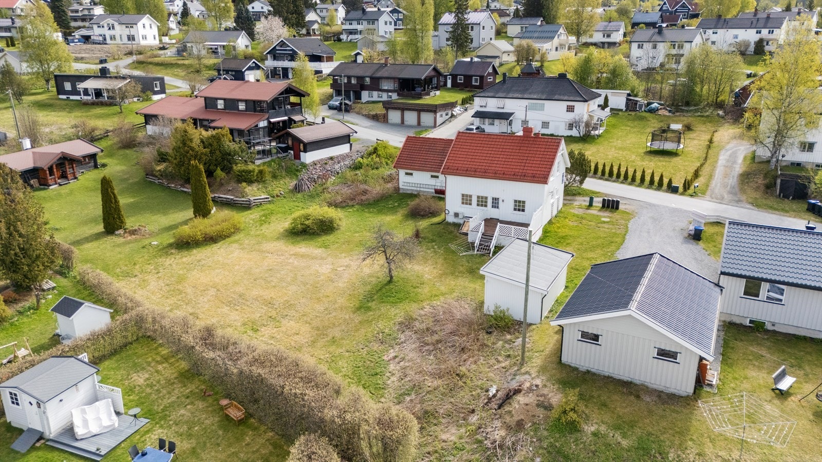 Stor tomt som grenser ned mot hekken i underkant på bildet Galleribilde