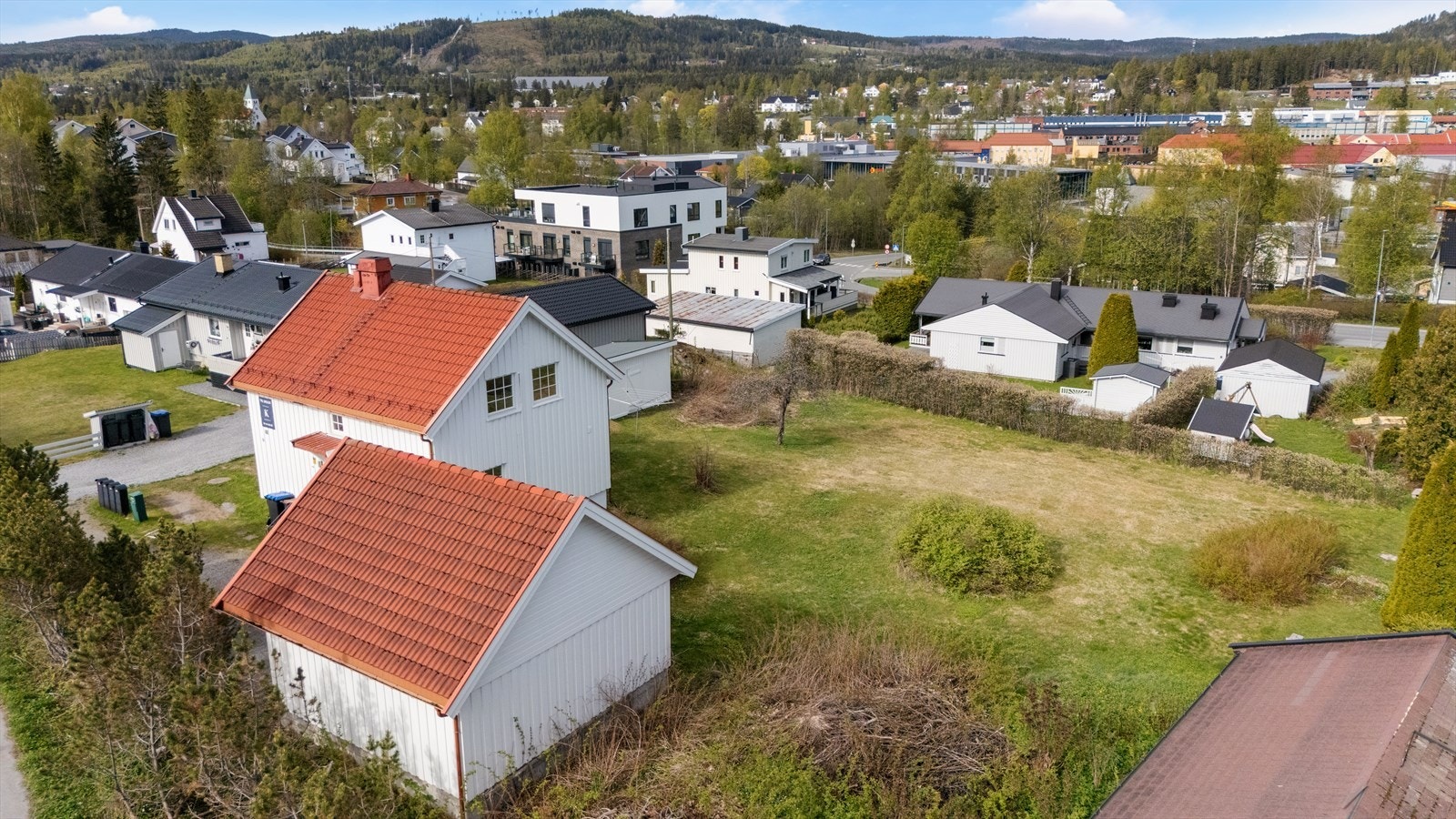 Fasade - Stor tomt med utviklingsmuligheter - Gangavstand til "alt" Galleribilde