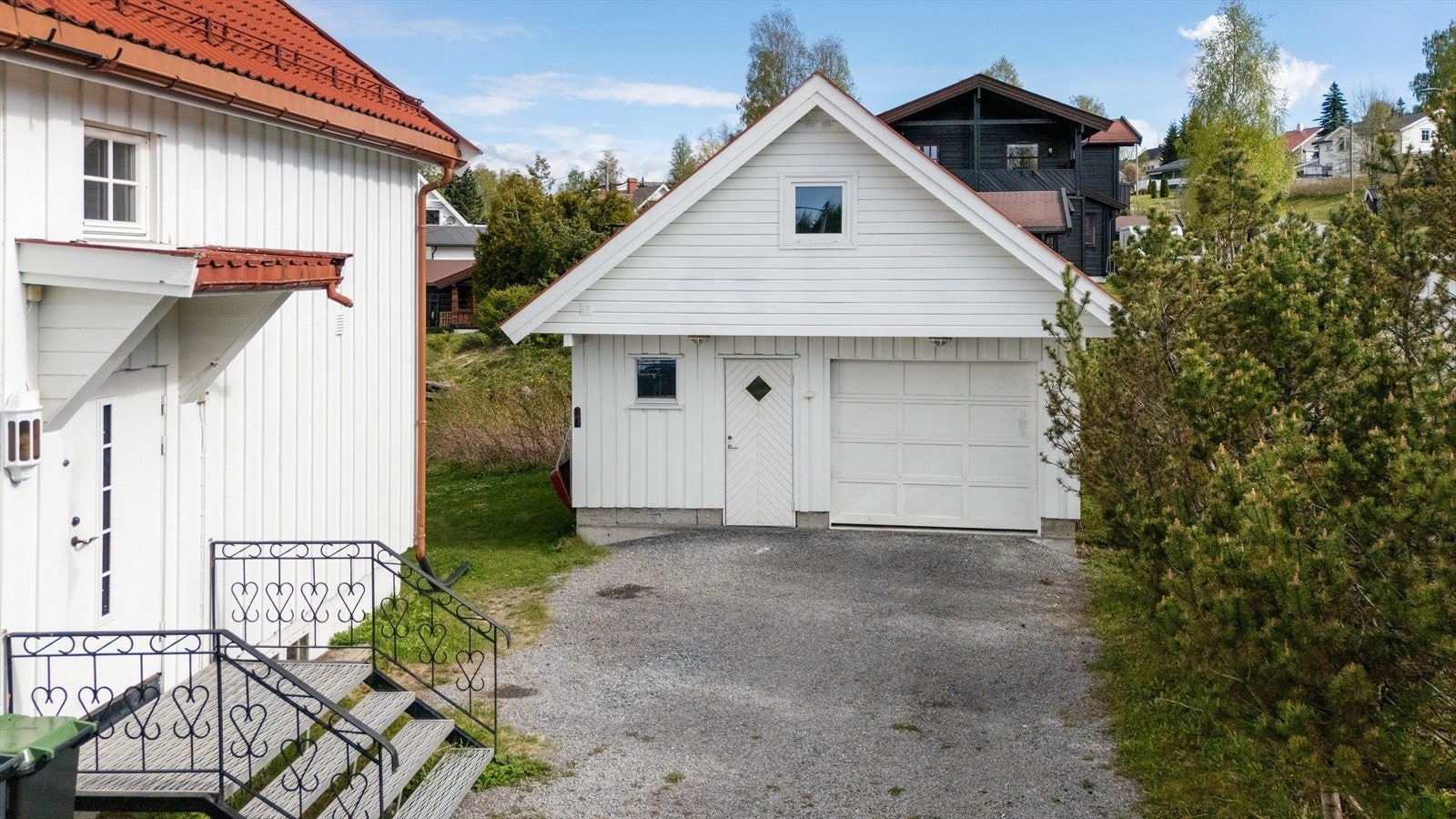 Inngangspartiet - Dobbeltgarasje med enkeltport og plass til en bil pr nå - Loft og hovedsakelig isolert garasje Galleribilde