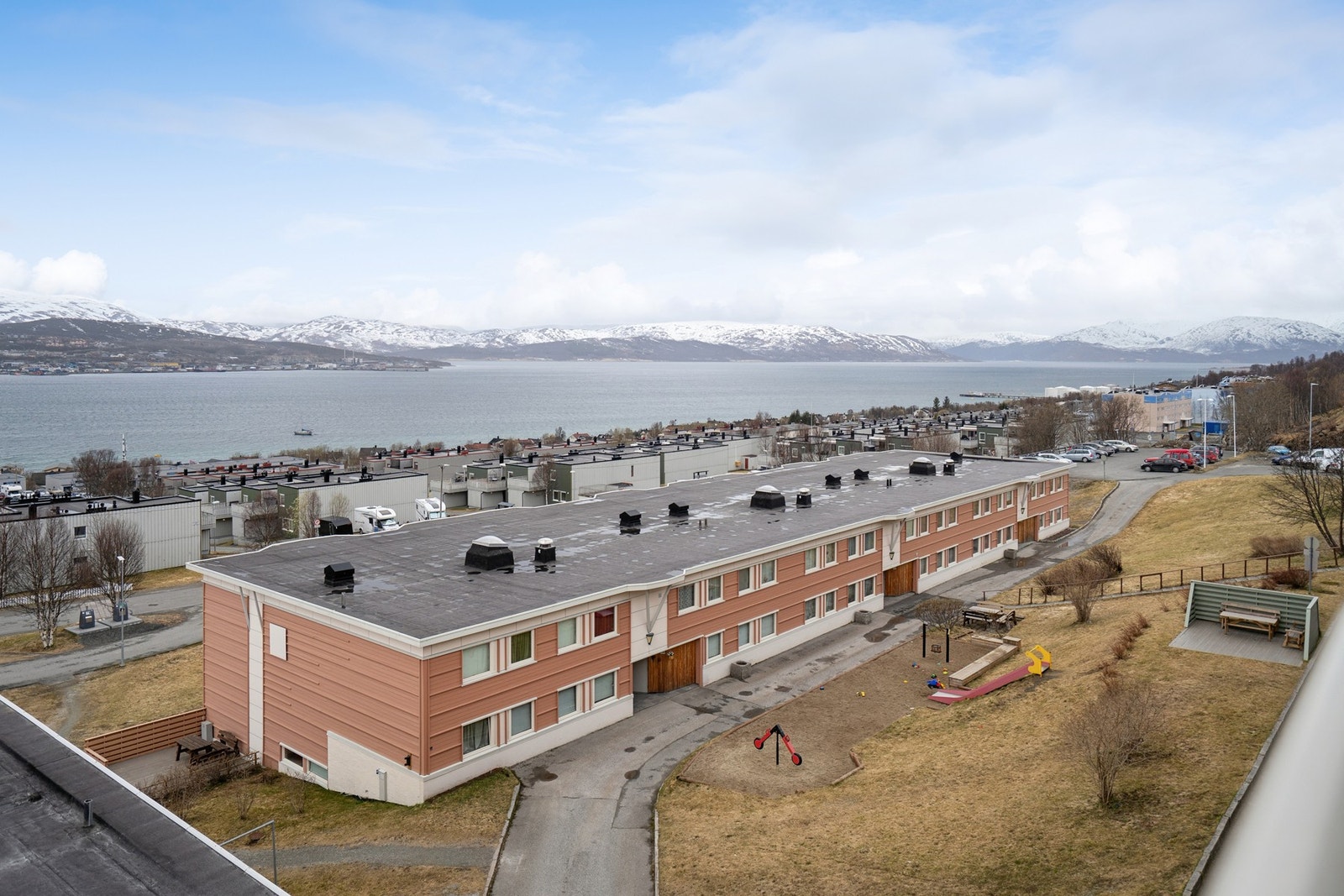Nærmeste bussholdeplass er kun 200 meter unna, med hyppige avganger mot sentrum, UiT og UNN. Galleribilde