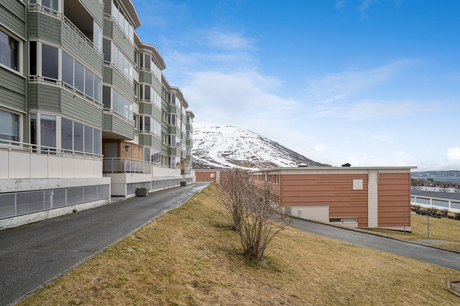 Leiligheten ligger i en terrasseblokk i et veletablert og rolig borettslag. Galleribilde