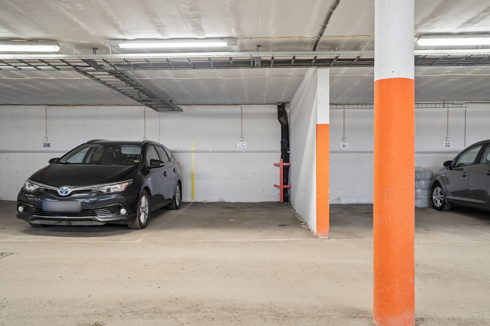 Med leiligheten følger en fast parkeringsplass i felles garasjeanlegg. Galleribilde
