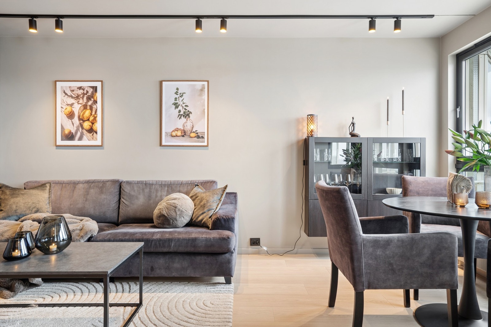 Stuen har en åpen løsning mot kjøkkenet, og plass til både sofagruppe og spisebord. Galleribilde