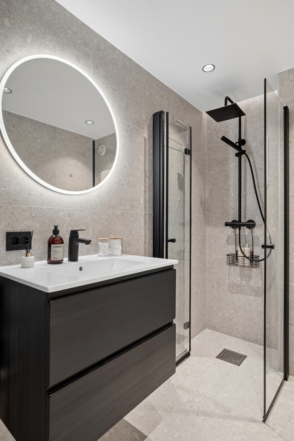Badet er fra 2025 og har flislagte overflater, varmekabler i gulvet og downlights i taket. Galleribilde