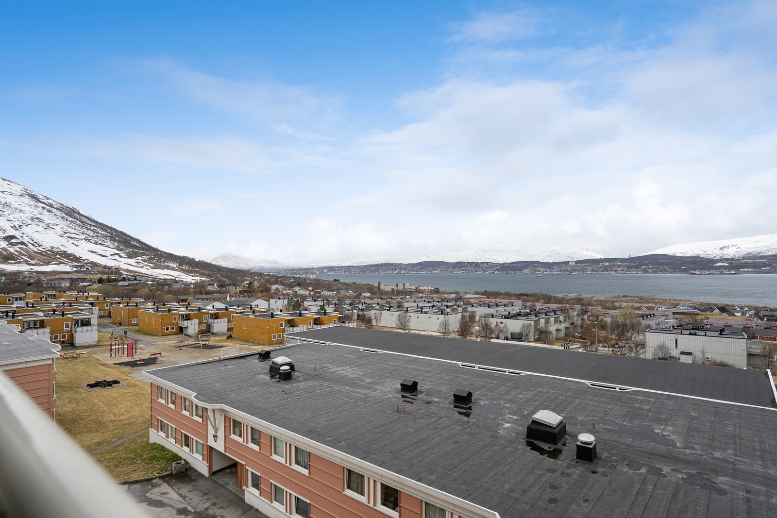 Fra leiligheten er det kort vei til dagligvarebutikk, skole, barnehage og alpinanlegg. Galleribilde