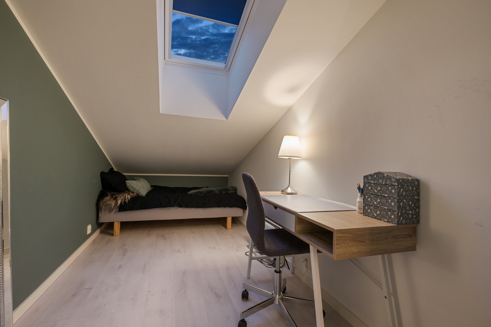 Opprinnelig var boligen bygget med 4 soverom, men i 2020 ble ett av rommene delt opp for å etablere et ekstra soverom. Galleribilde