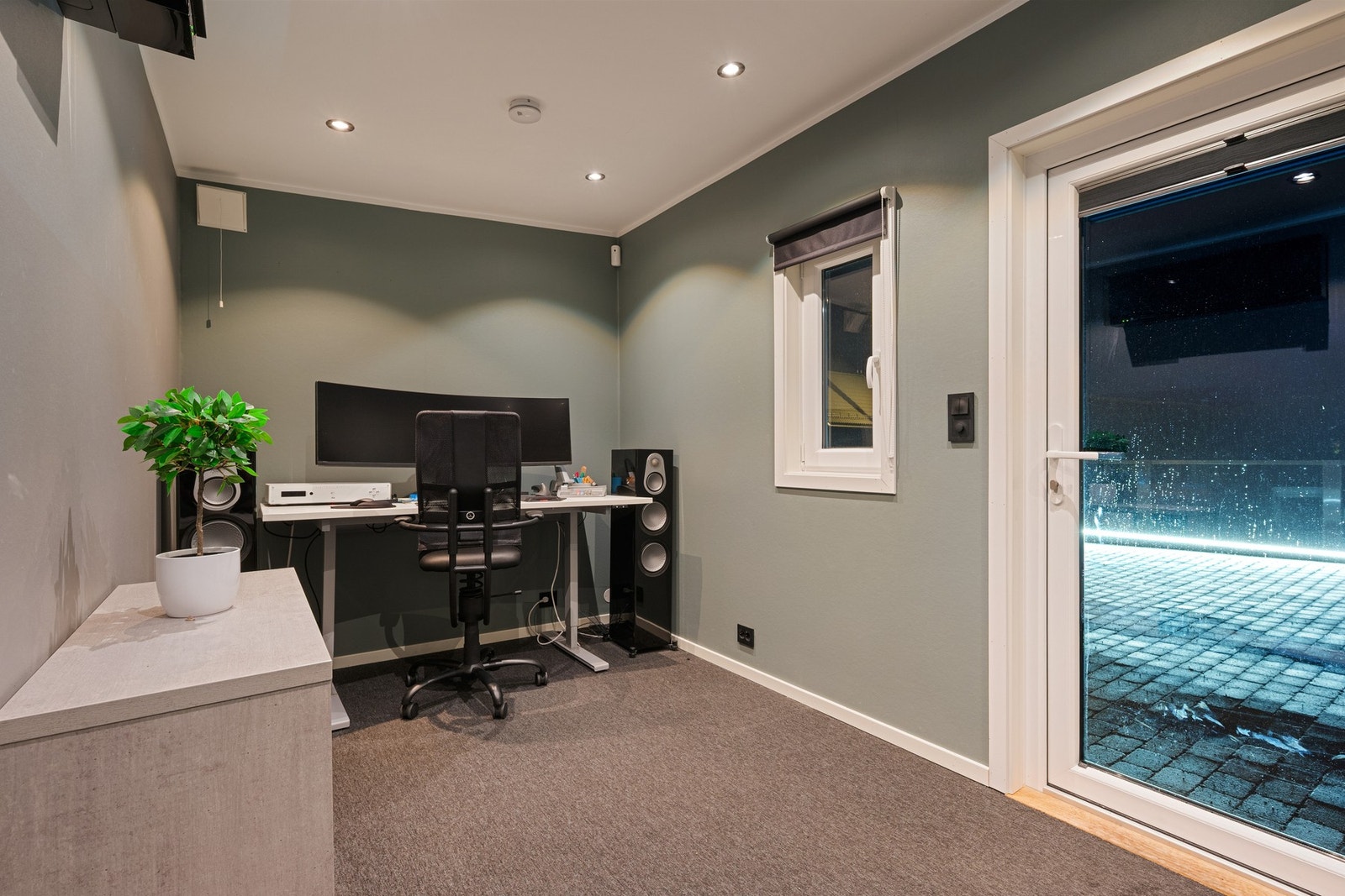 Isolert utebod innredet som hjemmekontor med varmepumpe og downlights. Galleribilde