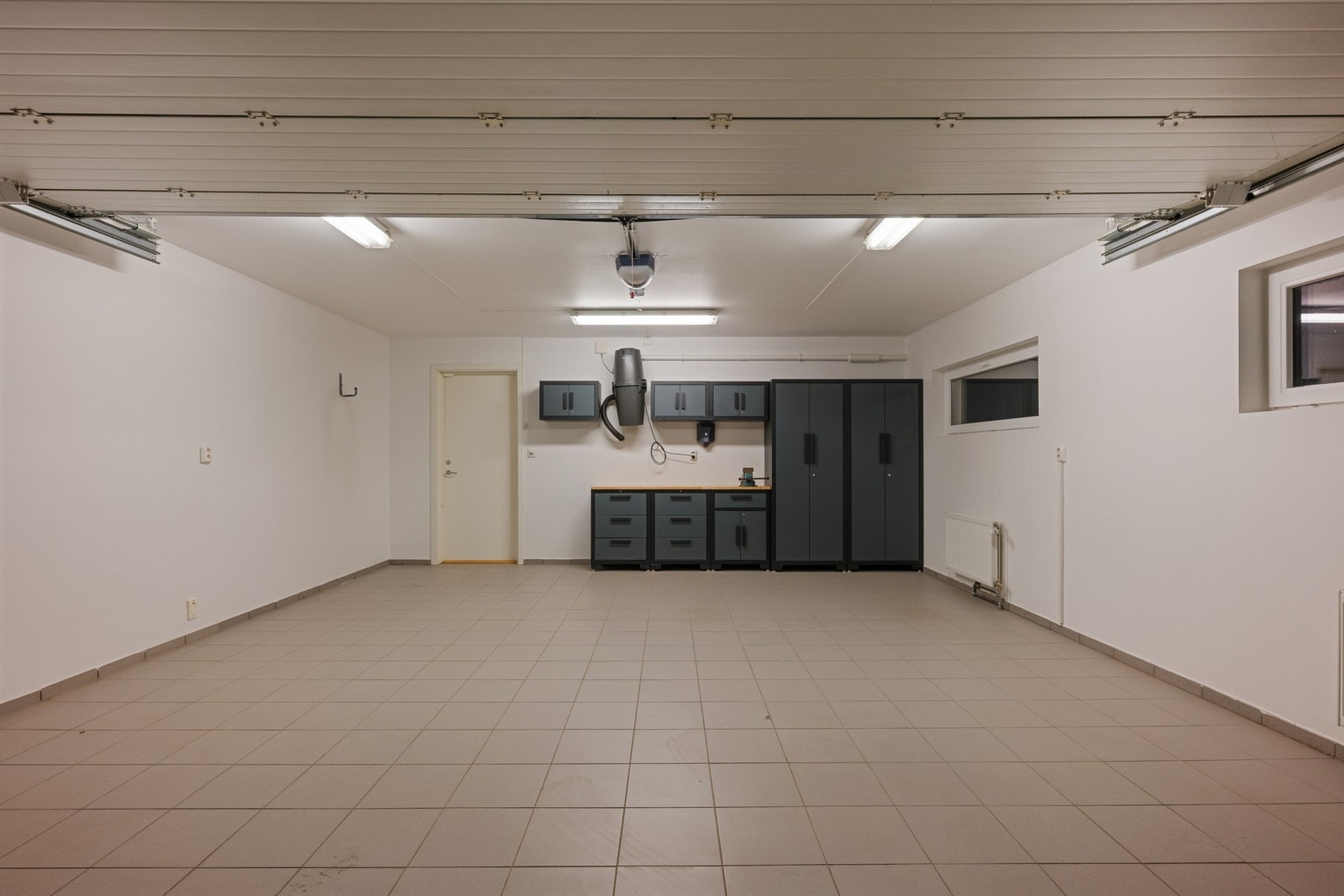 Fra den flislagte dobbel garasjen har du direkte adkomst til boligen. Galleribilde