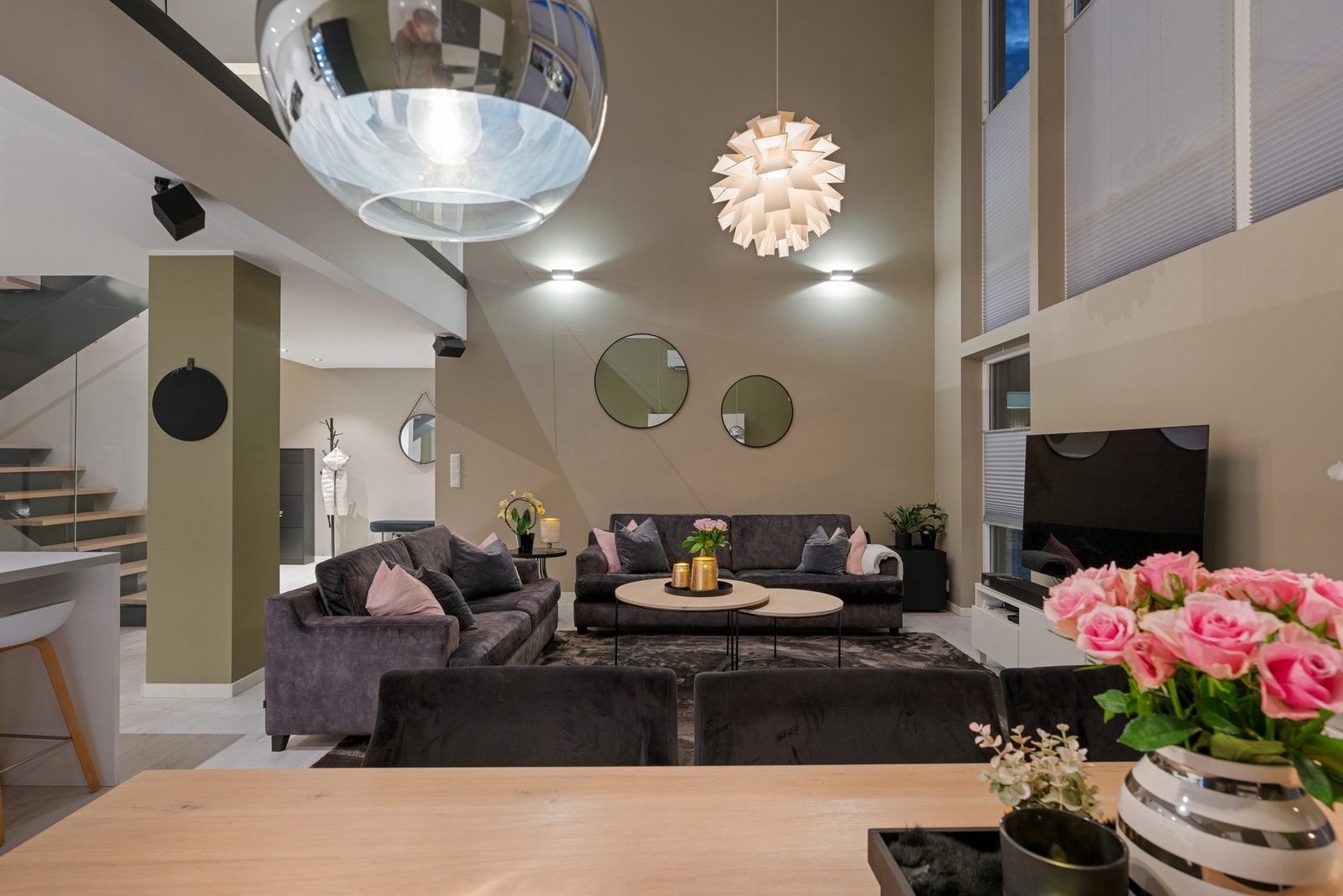 Store vindusflater slipper inn rikelig med naturlig lys og gir gode lysforhold gjennom hele dagen. Galleribilde