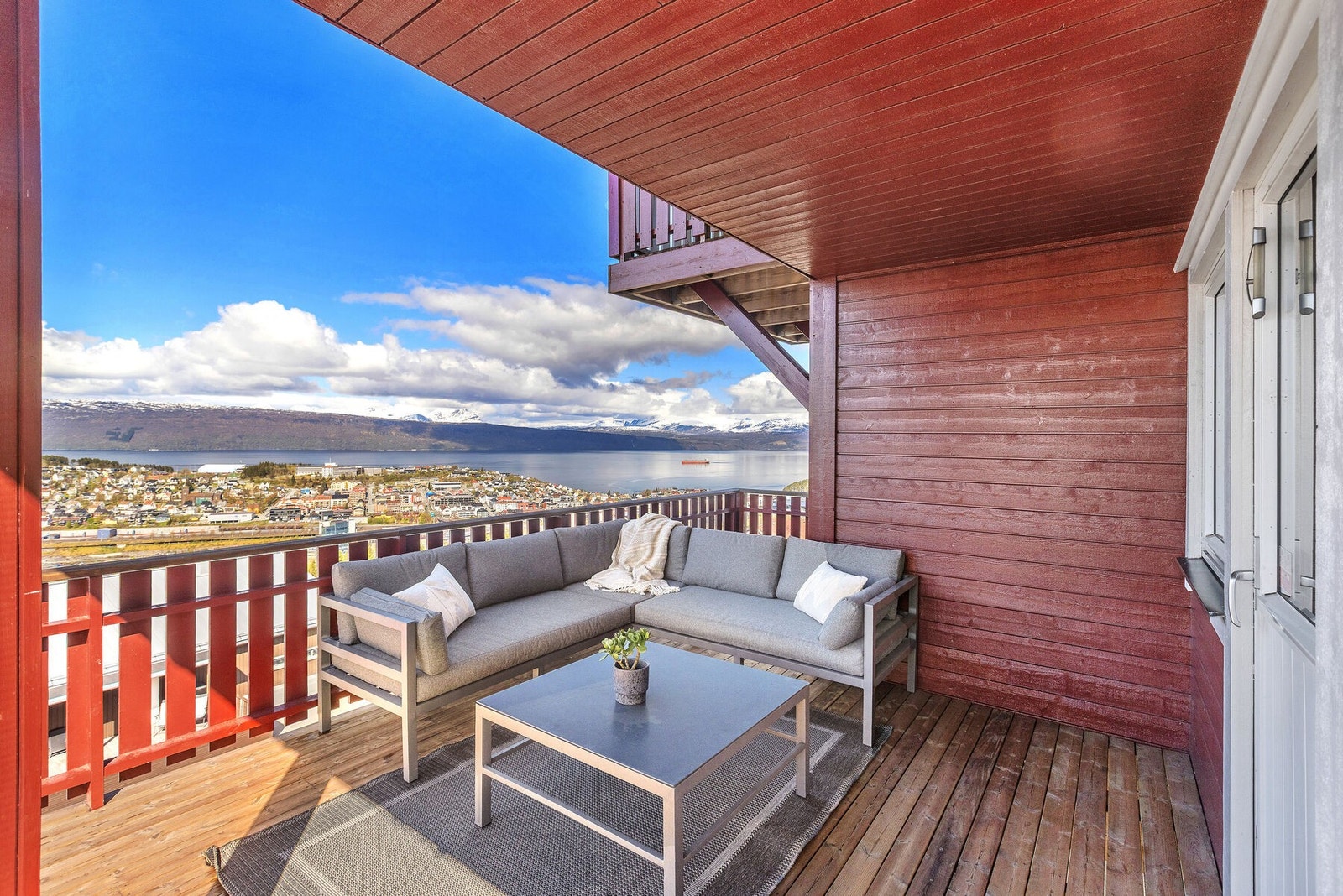 En del av verandaen er overbygget, noe som gir ly for vær og vind. Galleribilde