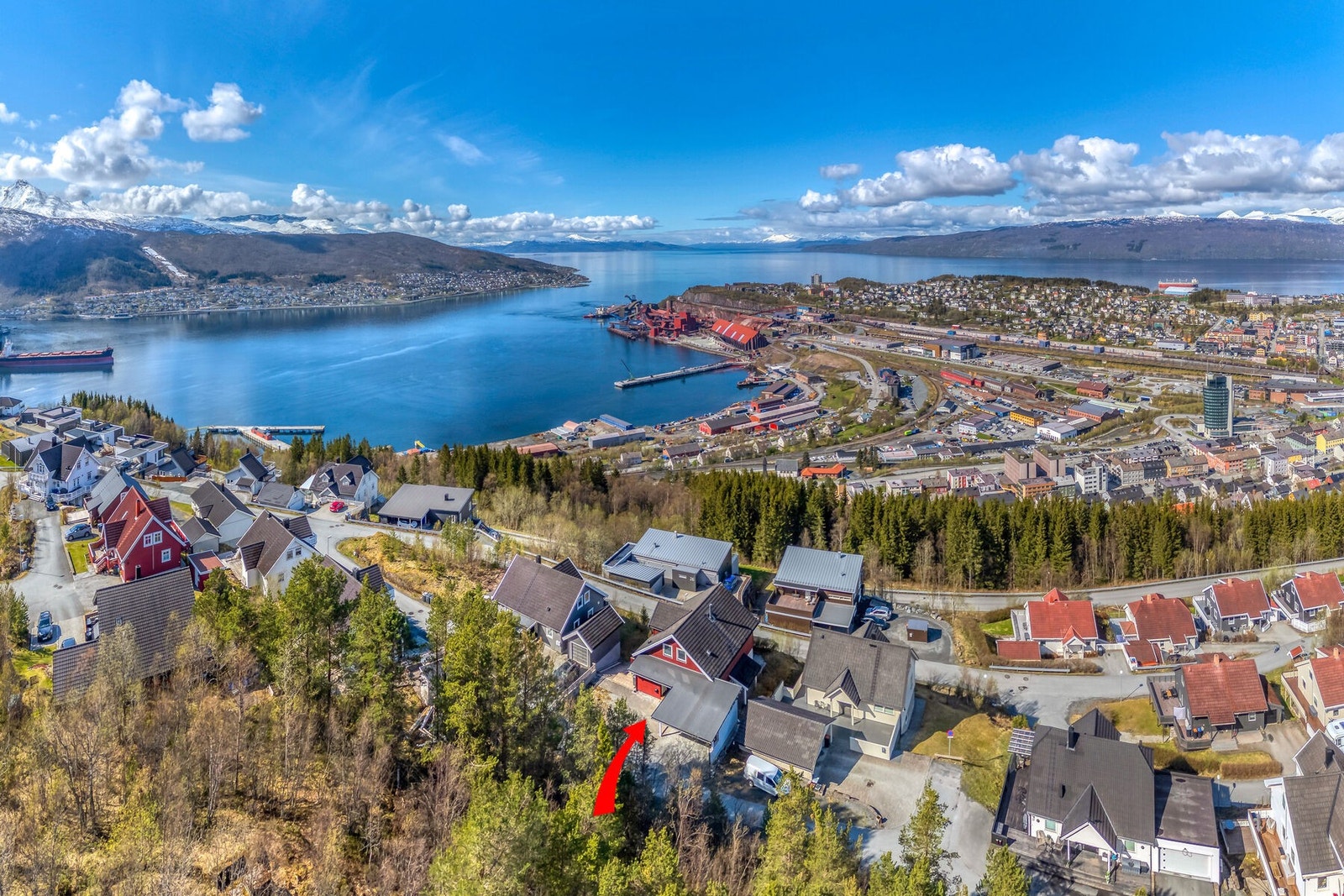Boligen er plassert på en skrå tomt, noe som gir en god utsikt. Galleribilde
