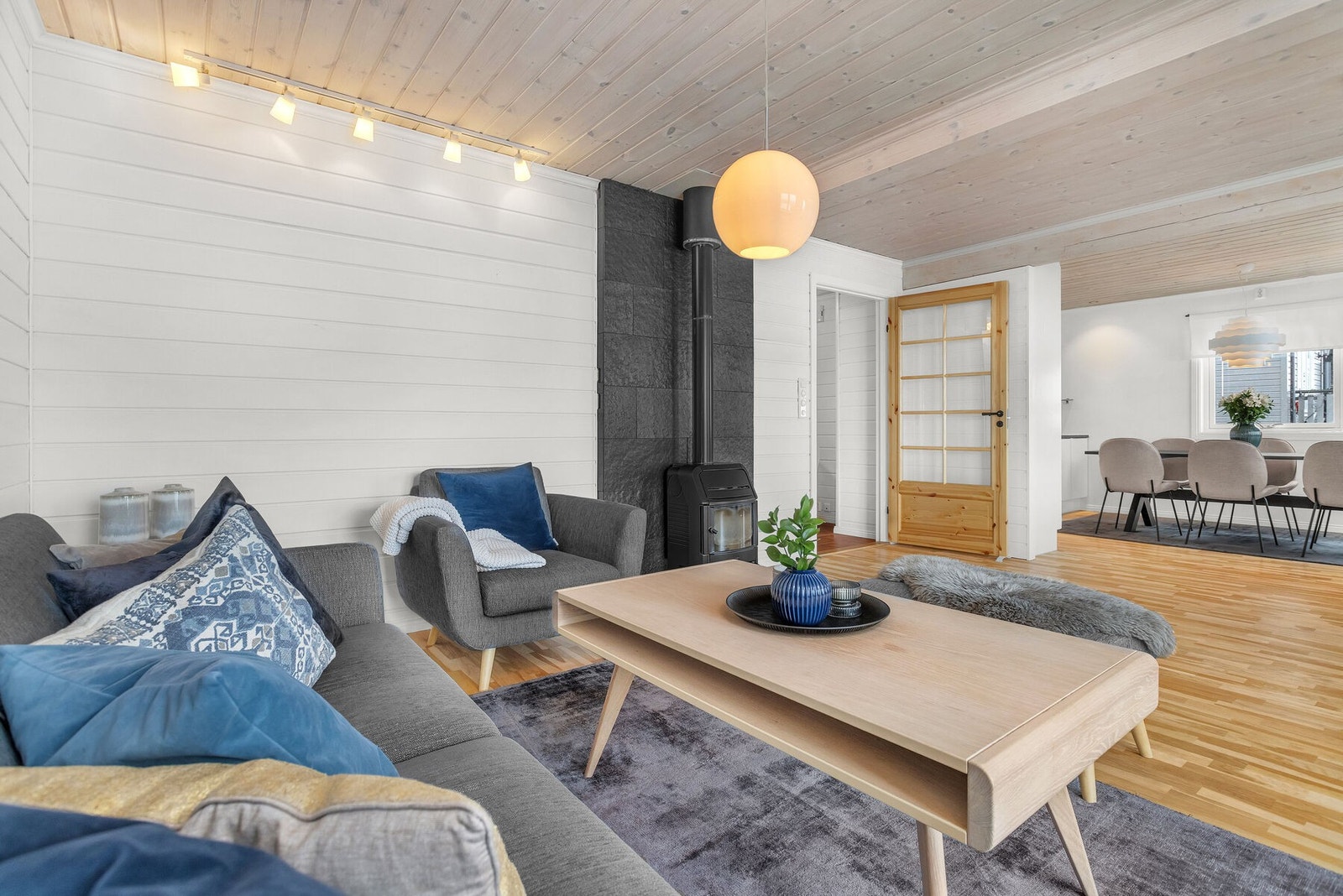 Stuen har en isolert stålpipe tilknyttet vedovnen. Galleribilde