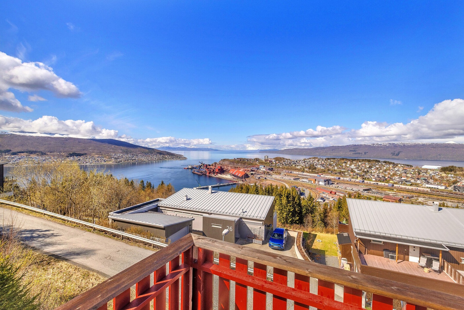 Fra verandaen er det vidstrakt utsikt over nærområdet og fjorden. Galleribilde