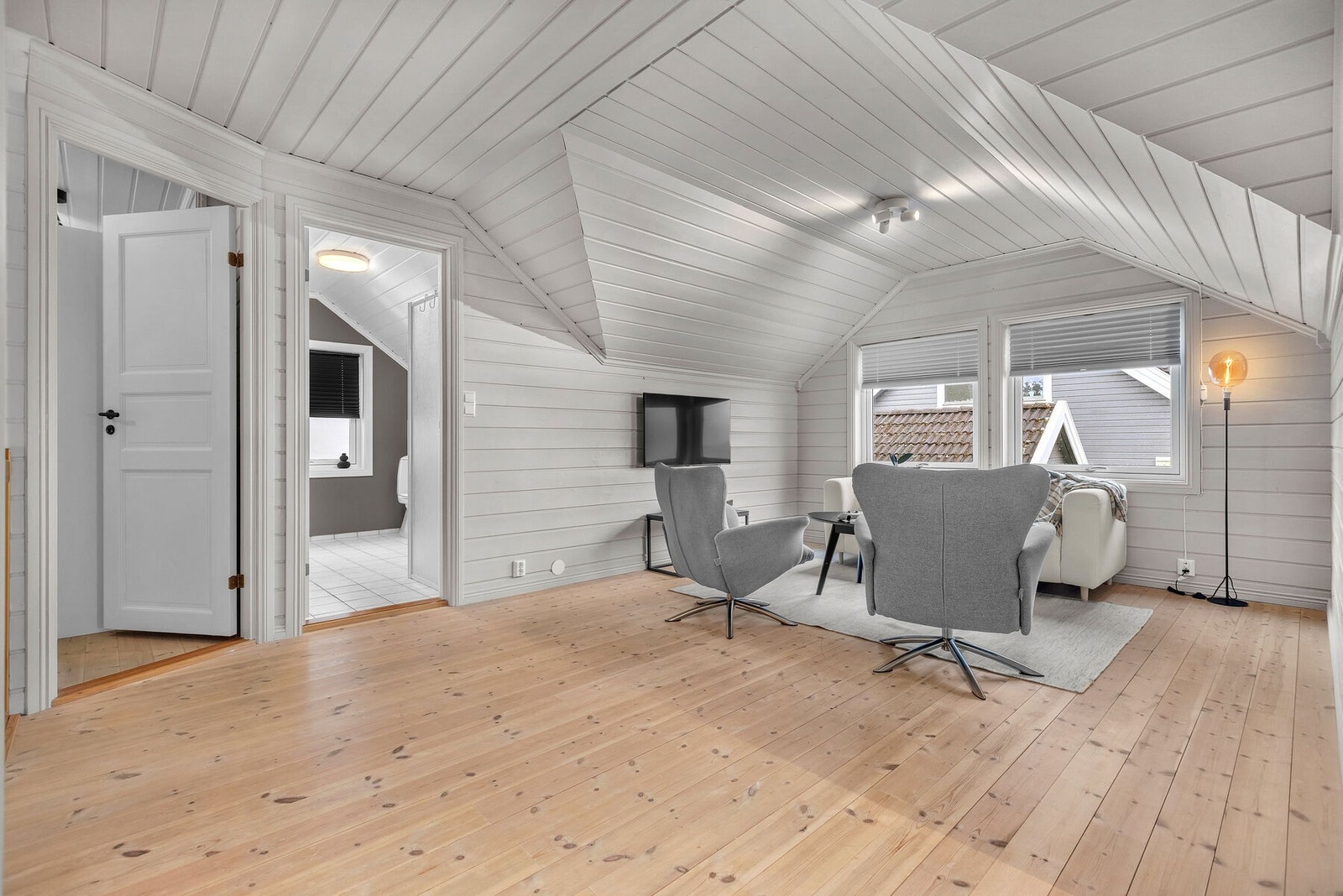 Loftstuen har furugulv og gir en ekstra, tilbaketrukket sone for familien. Galleribilde