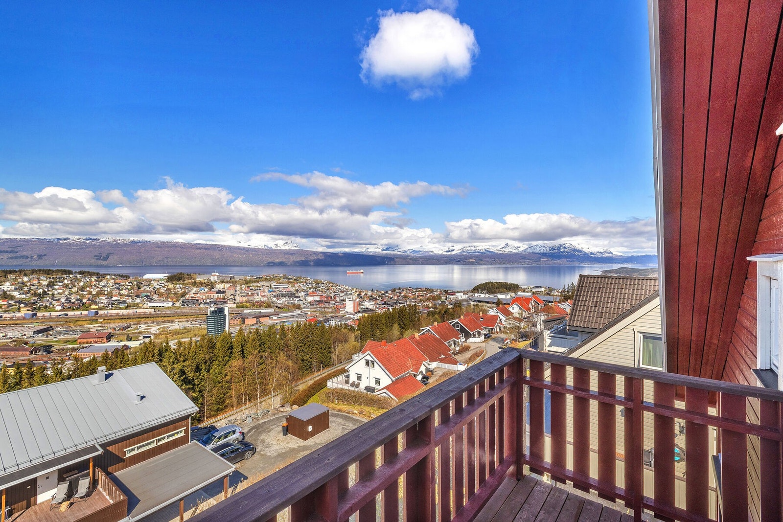 Balkongen er fundamentert med skrå søyler til yttervegg. Galleribilde
