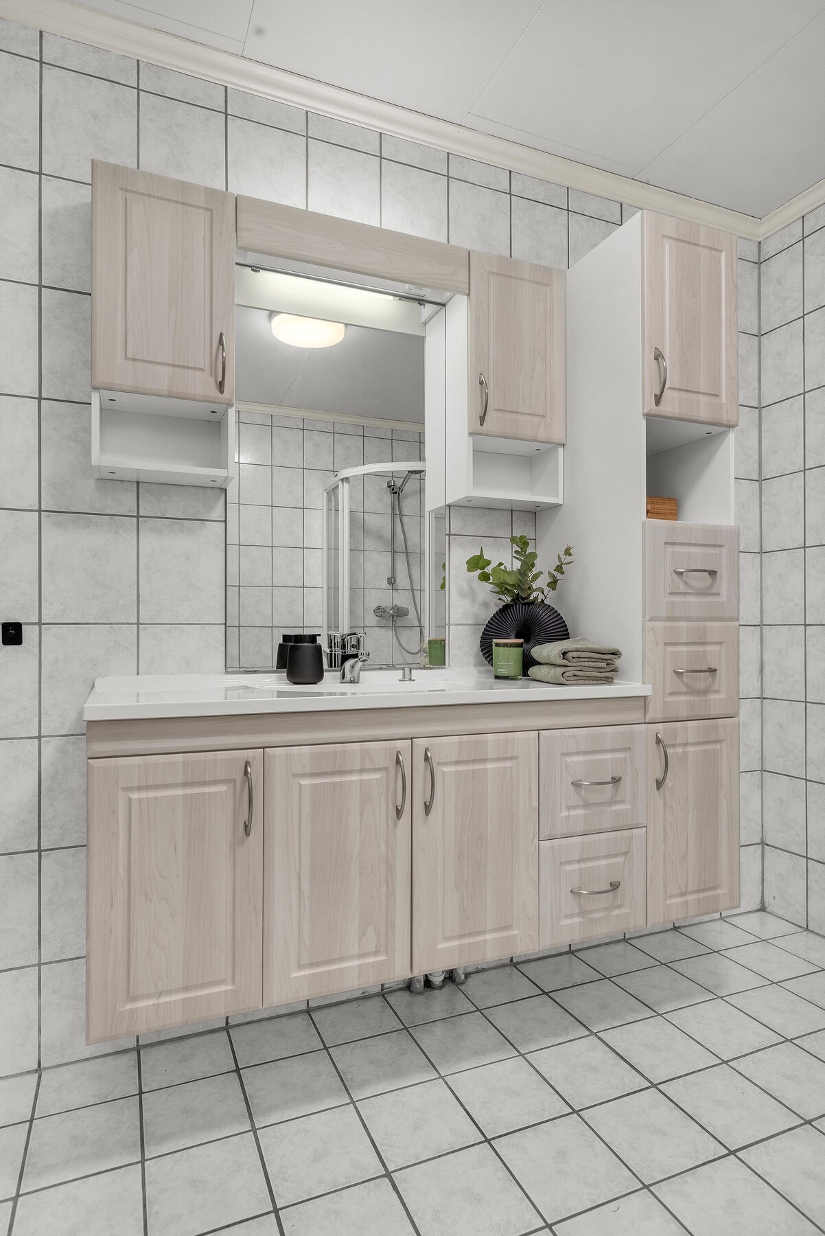 Badet har vannbåren gulvvarme og avtrekk tilknyttet boligens balanserte ventilasjonssystem. Galleribilde