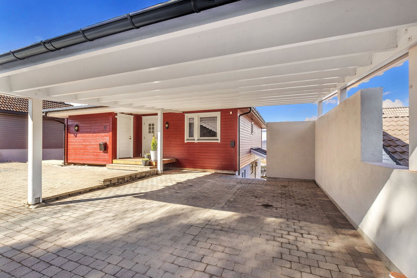 Overbygget parkering i carporten som er sammenbygd med boligen. Galleribilde