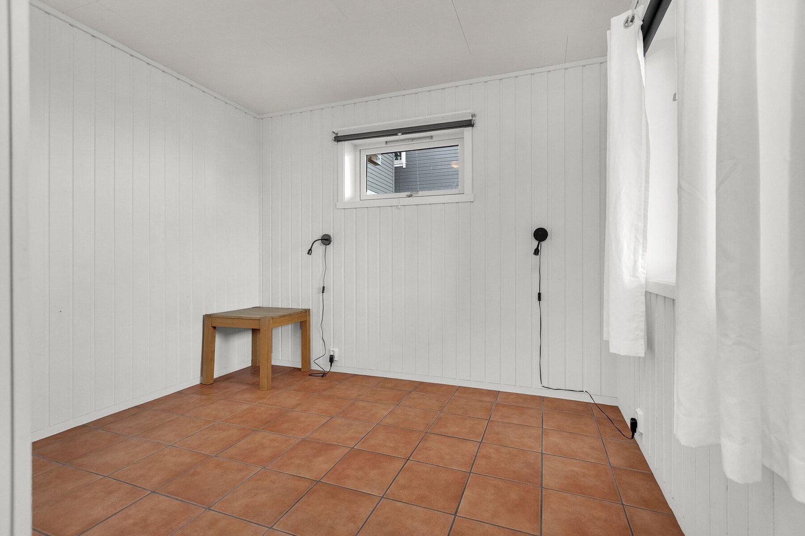Soverom i utleiedelen med flislagt gulv. Galleribilde