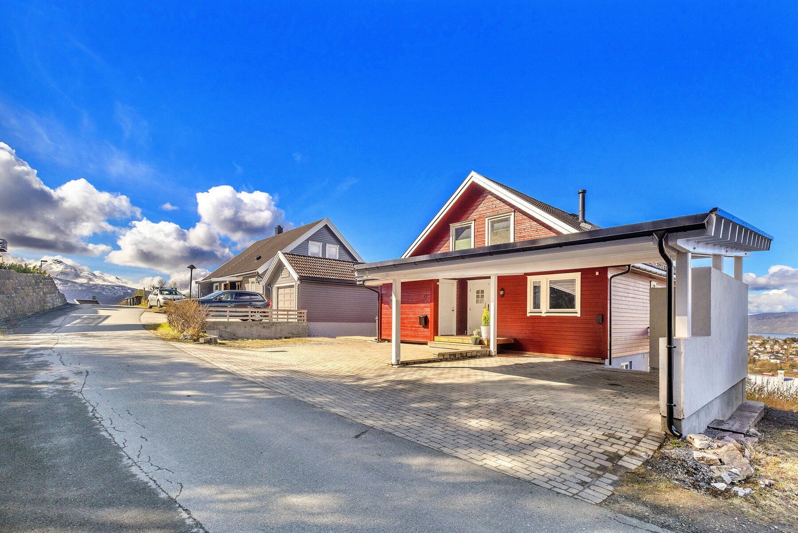 Carporten har en halvvegg mot nabo i pusset lettbetongstein. Galleribilde