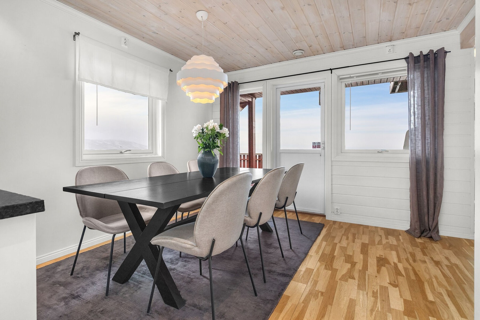 Fra spisestuen er det utsikt og utgang til verandaen. Galleribilde