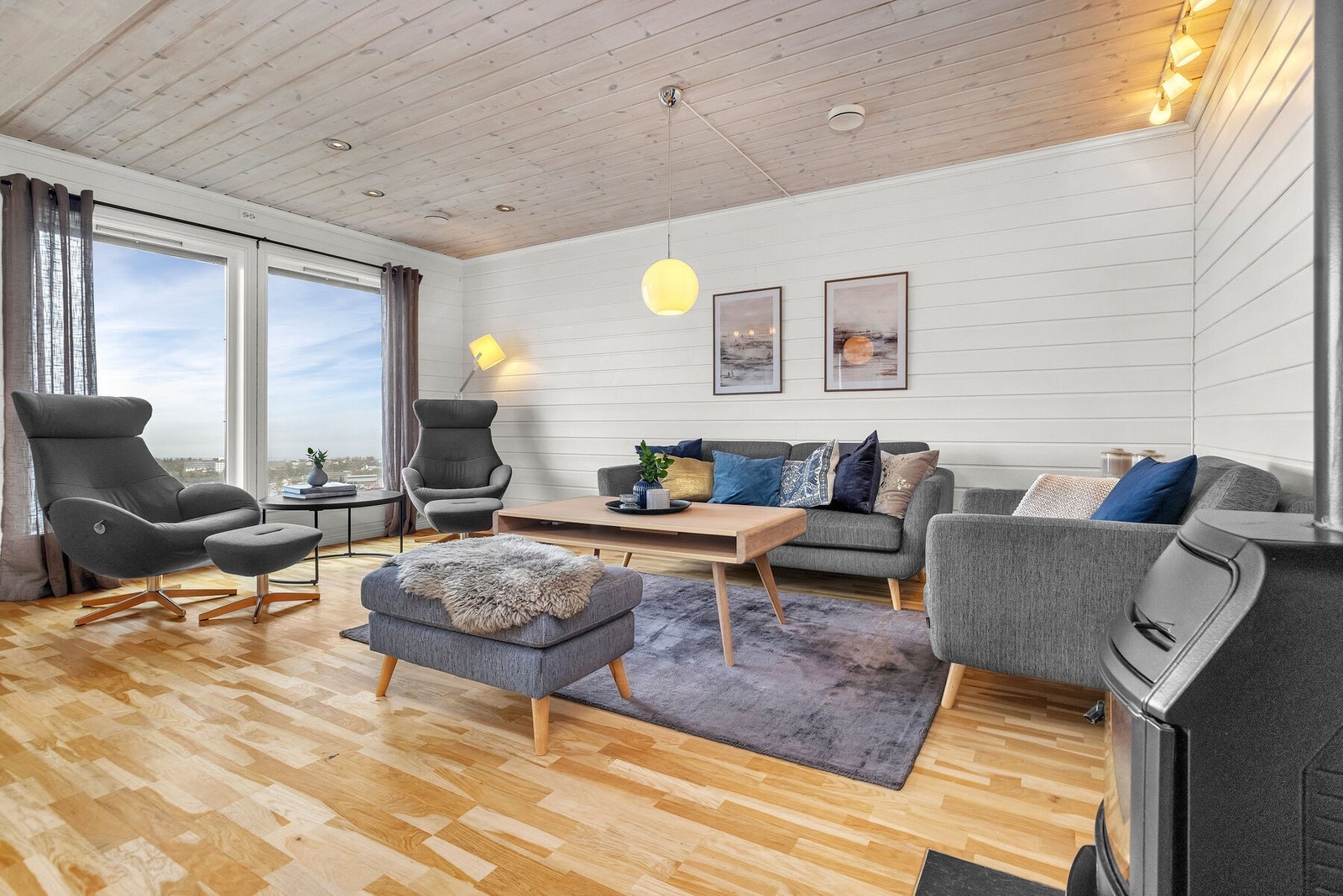 Hovedvinduene i stuen er utstyrt med screen med sol- og vindsensor. Galleribilde