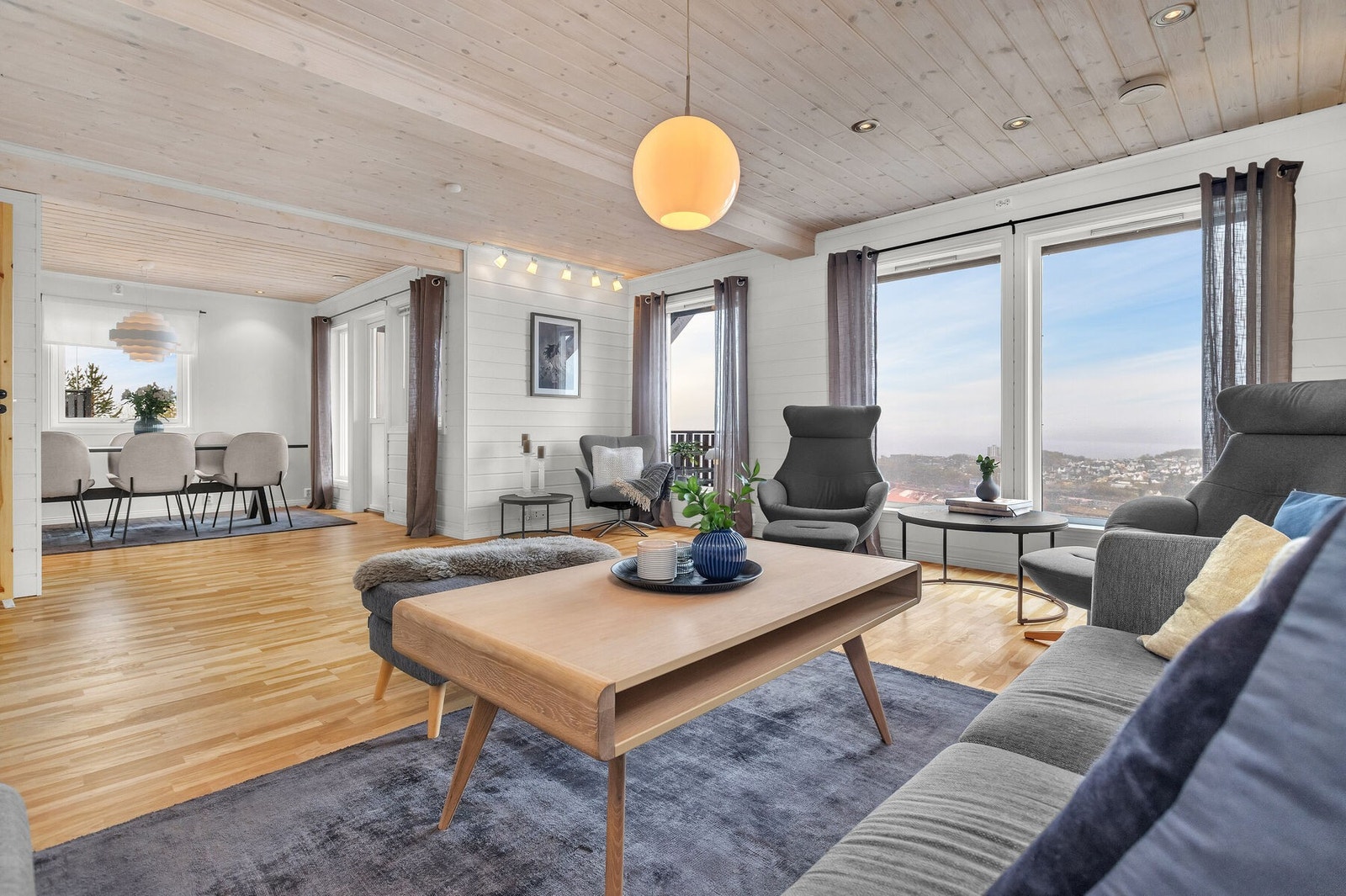 Rommet har god plass til både sofagruppe og spisebord. Galleribilde