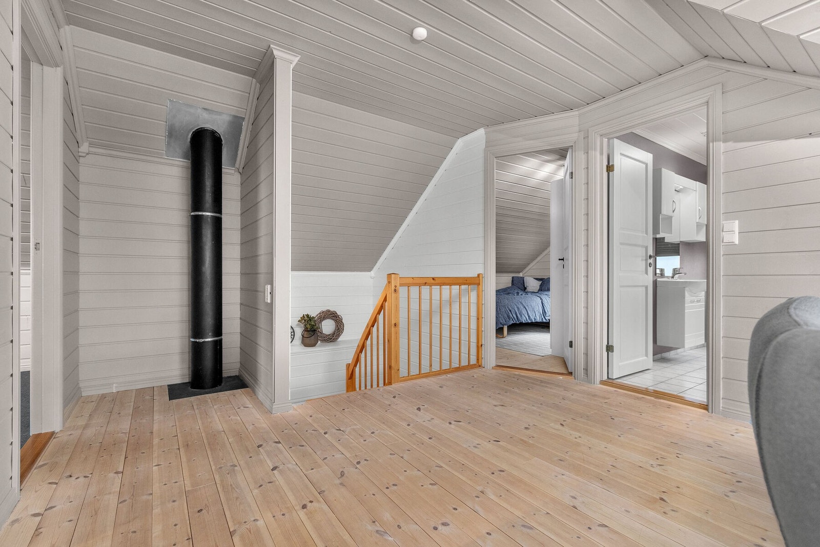 Fra loftstuen er det tilgang til etasjens tre soverom og bad. Galleribilde