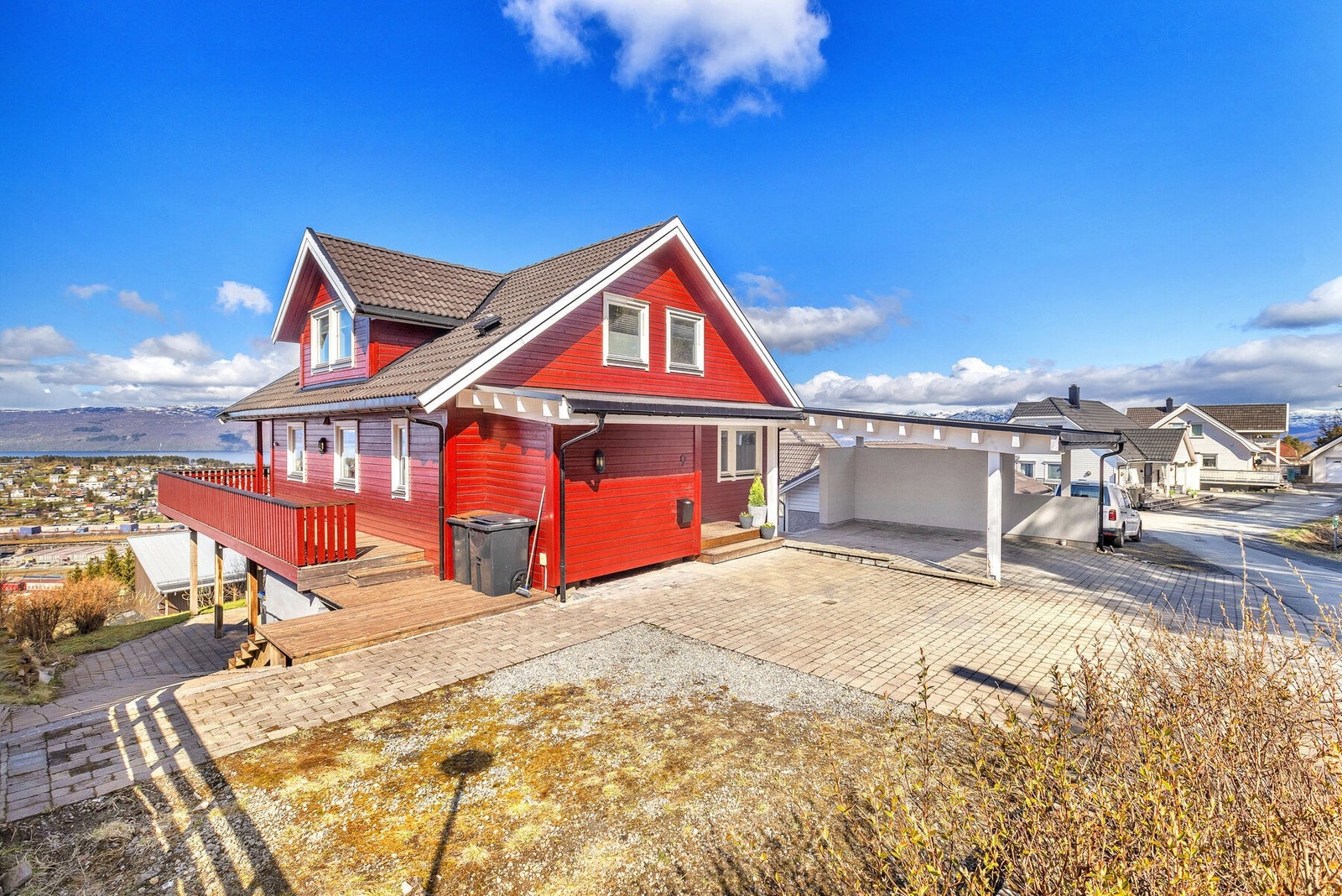 Enebolig fra 2002 med vannbåren varme, carport fra 2011 og en egen utleiedel i underetasjen. Galleribilde