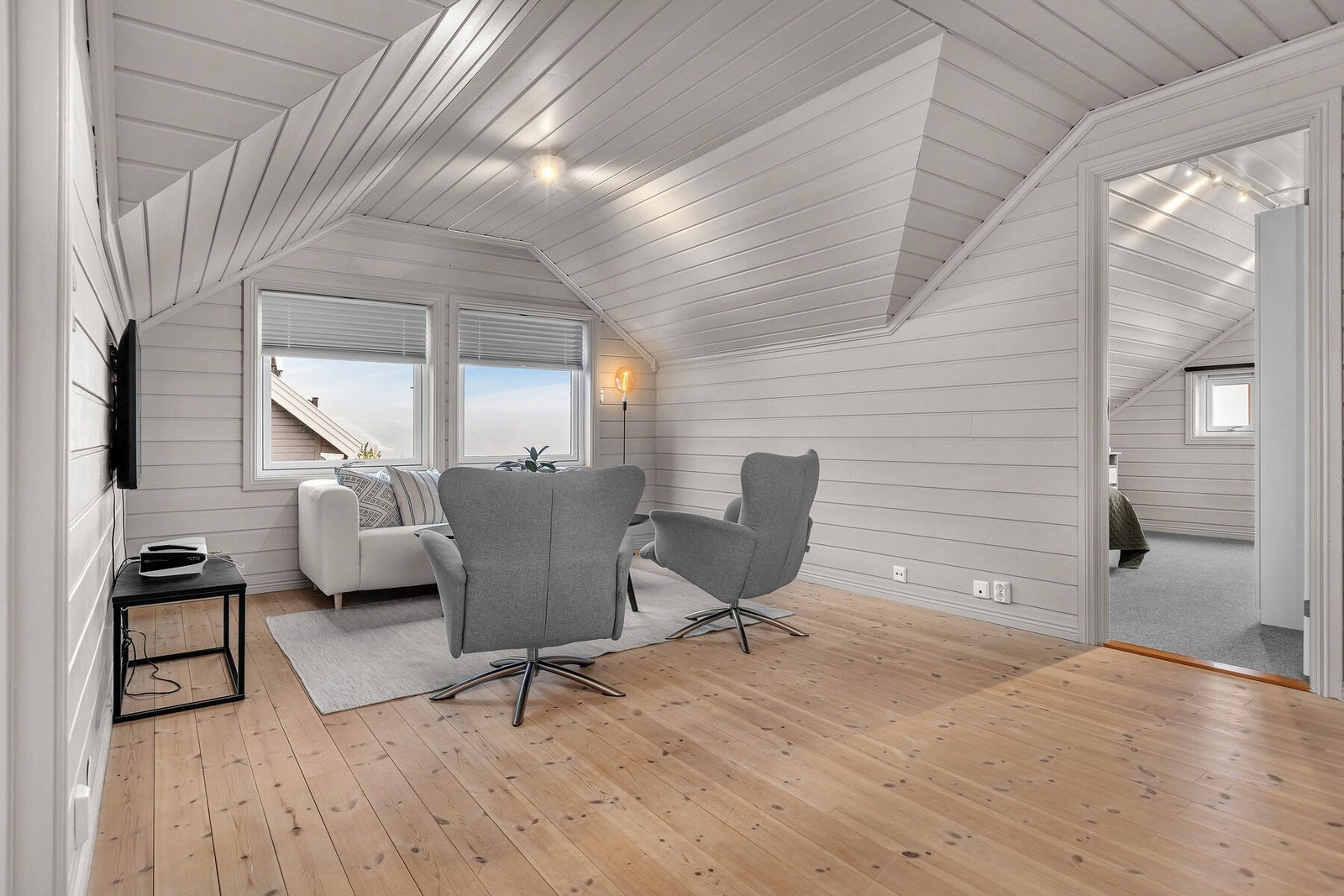 Loftsetasjen inneholder en egen stue, tre soverom og et bad. Galleribilde