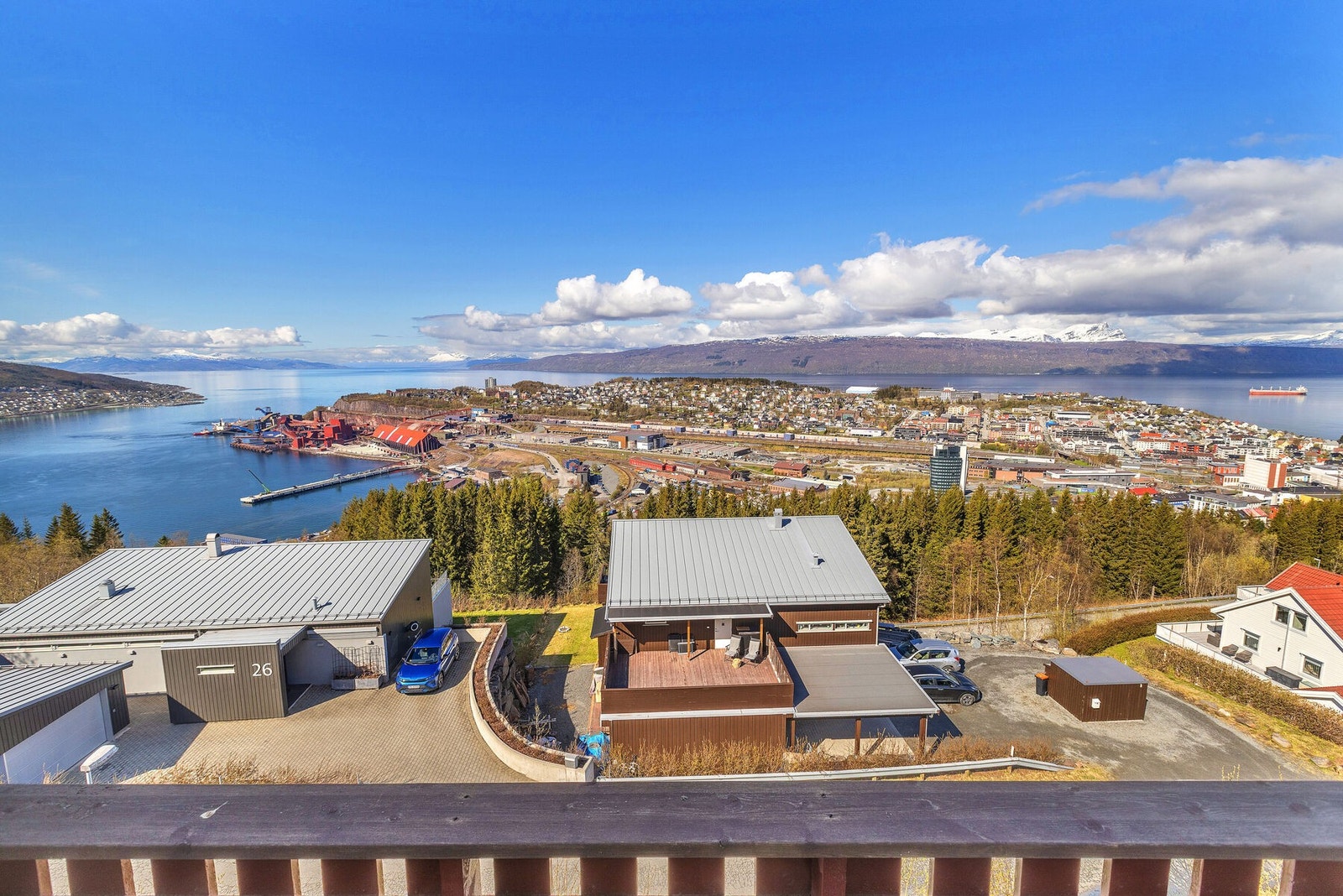 Fra balkongen er det flott utsikt over Narvik og fjorden. Galleribilde