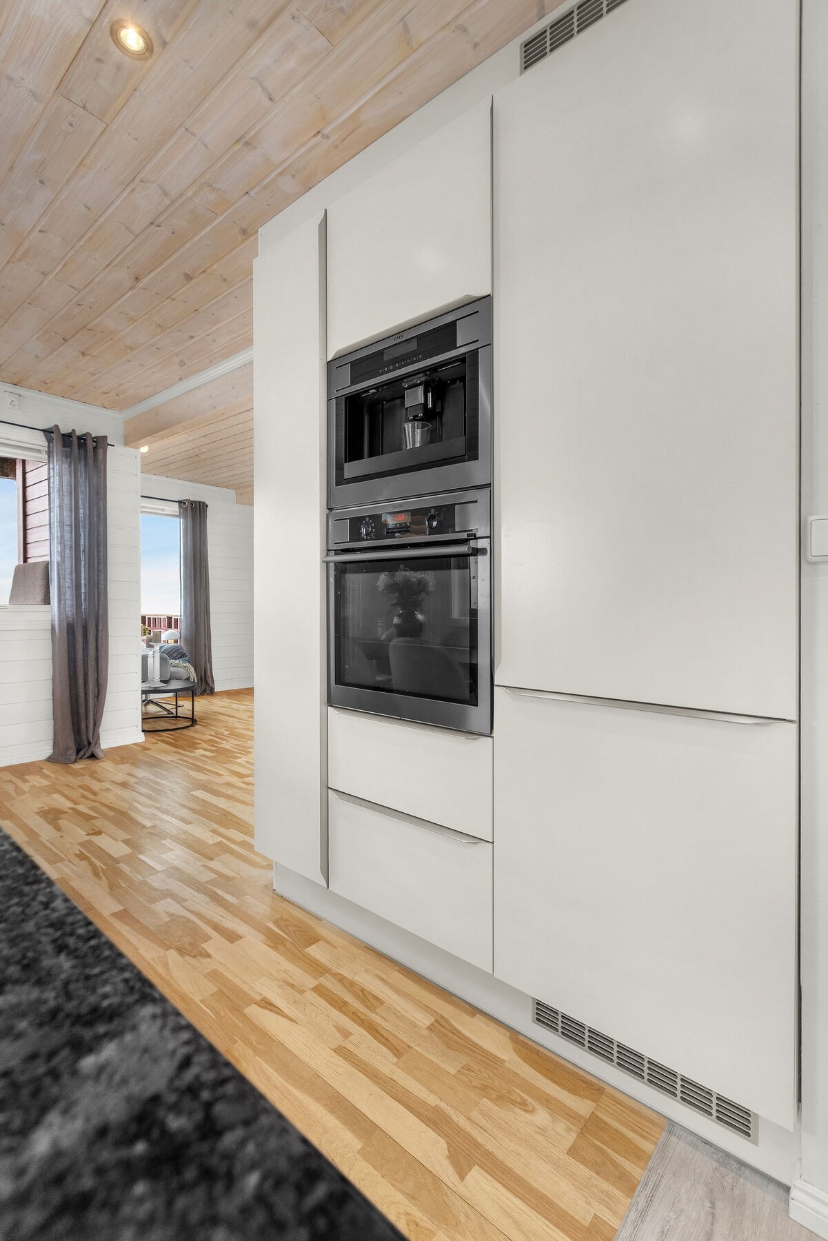Høyskap med stekeovn og kaffemaskin. Galleribilde