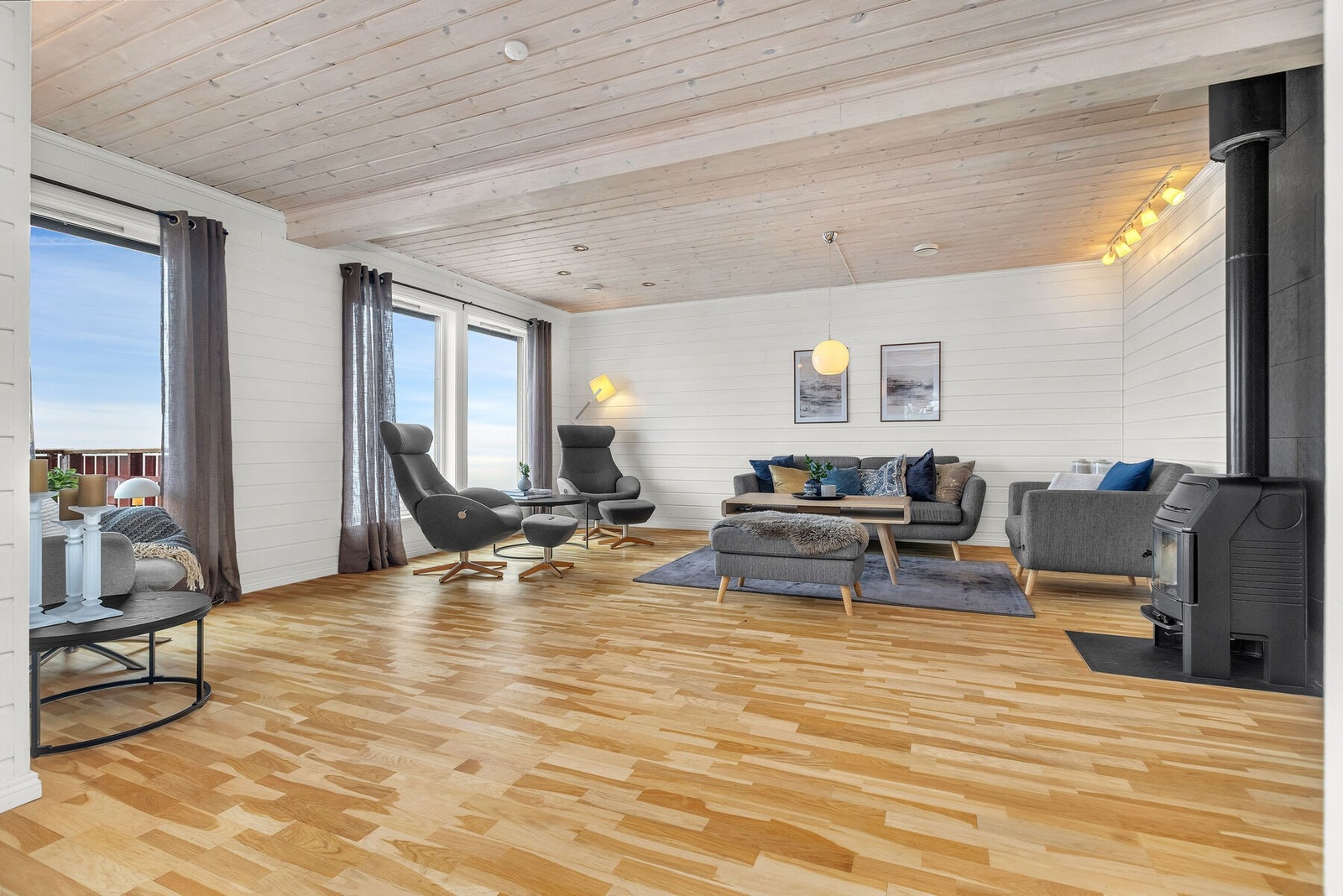 Stuen har parkettgulv og en effektiv vedovn som gir god varme. Galleribilde