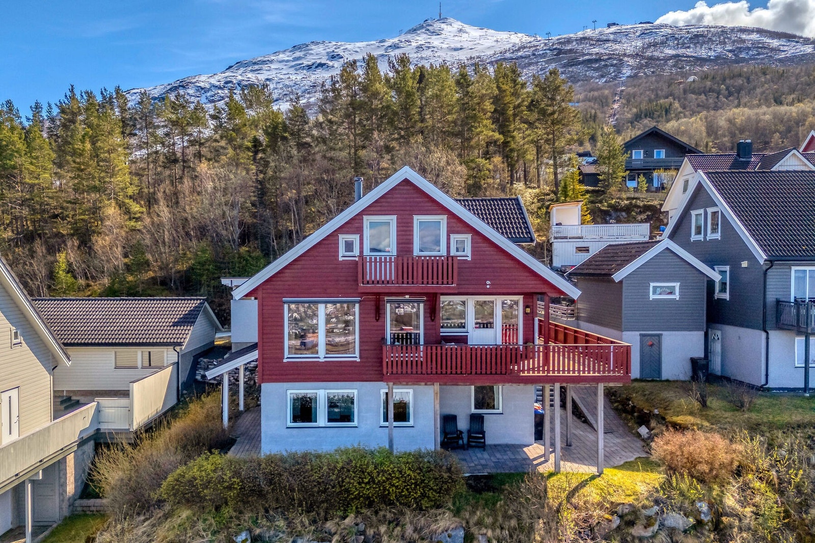 Eiendommen har en stor veranda på 35 m² og umiddelbar nærhet til turmuligheter og Narvikfjellet. Galleribilde