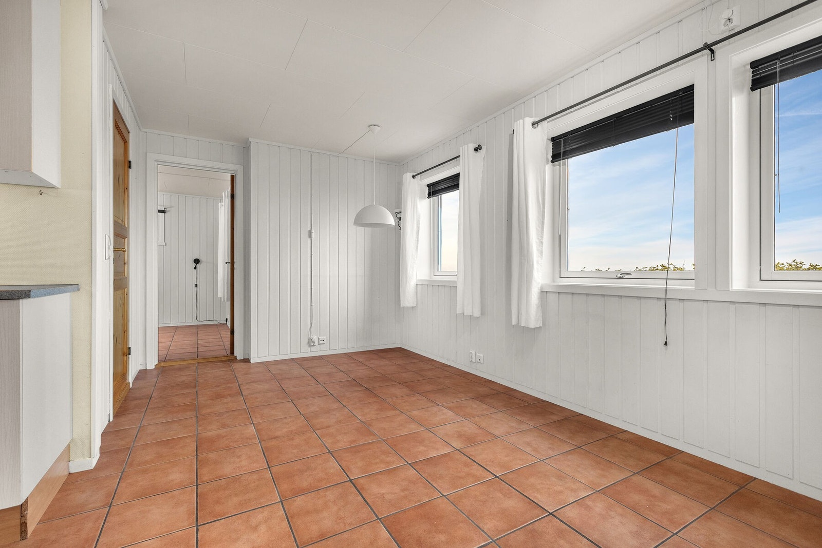 Rommet er lett å møblere med plass til en liten sittegruppe. Galleribilde