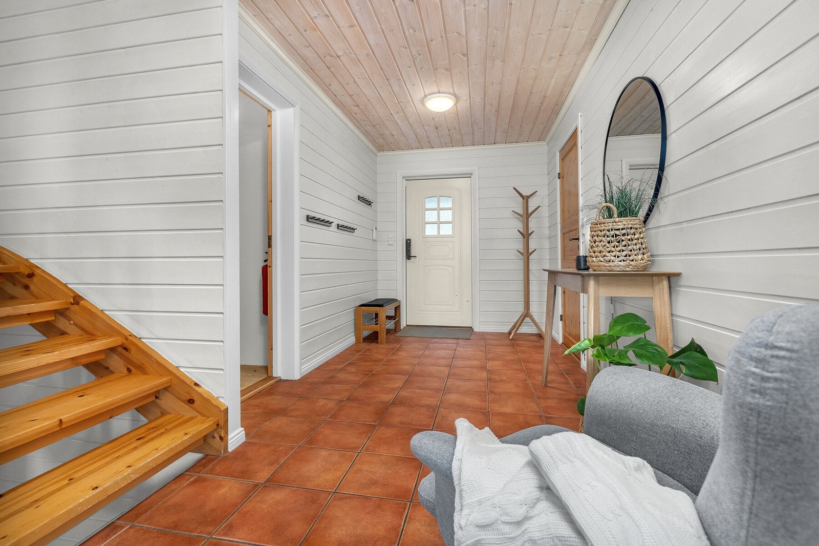 Hovedytterdøren er i fabrikklakkert hvit utførelse med glassfelt. Galleribilde