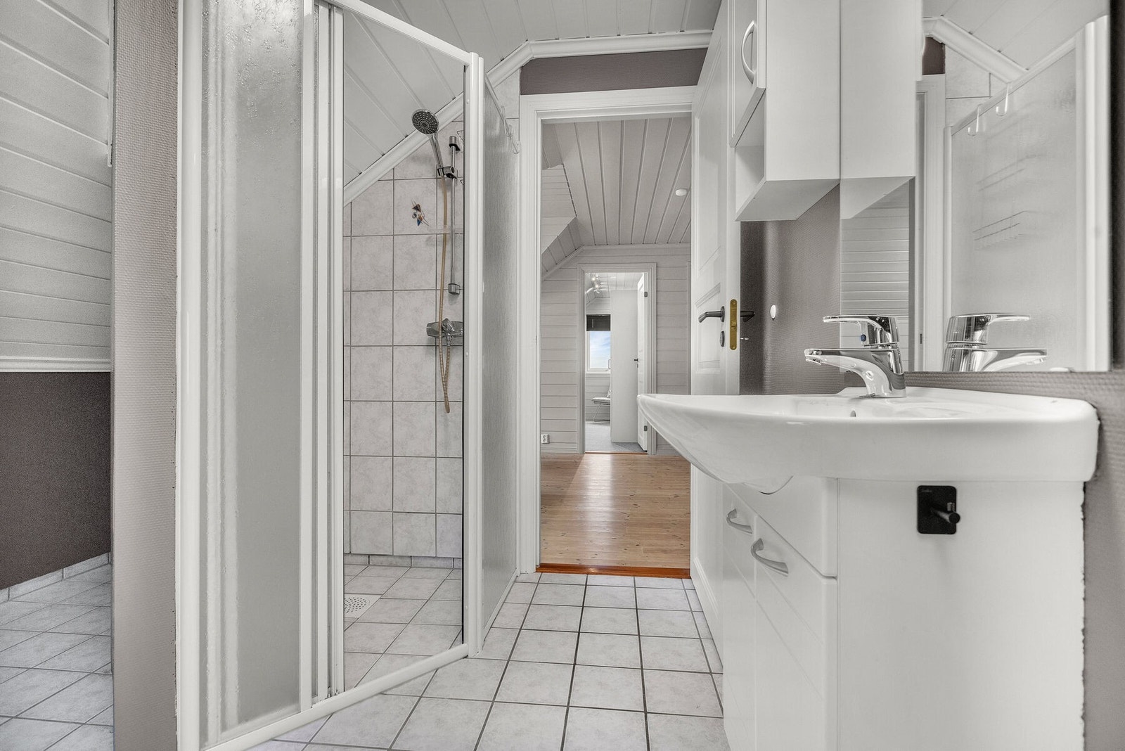 Badet har fliser i dusjnisjen og avtrekk koblet til balansert ventilasjon. Galleribilde