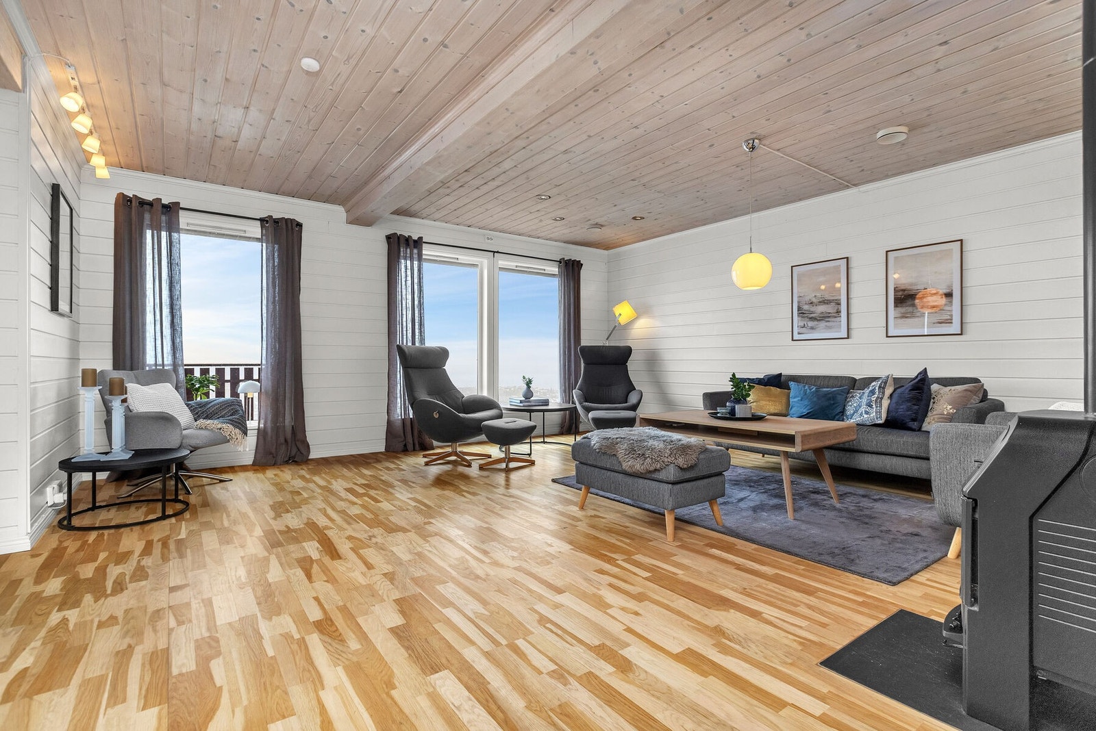 Fra stuen er det direkte utgang til en stor veranda på 35 m². Galleribilde
