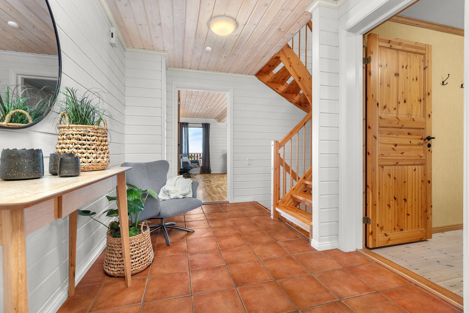 Lys og romslig entré med flislagt gulv. Døren med glassfelt åpner inn mot stuen. Galleribilde