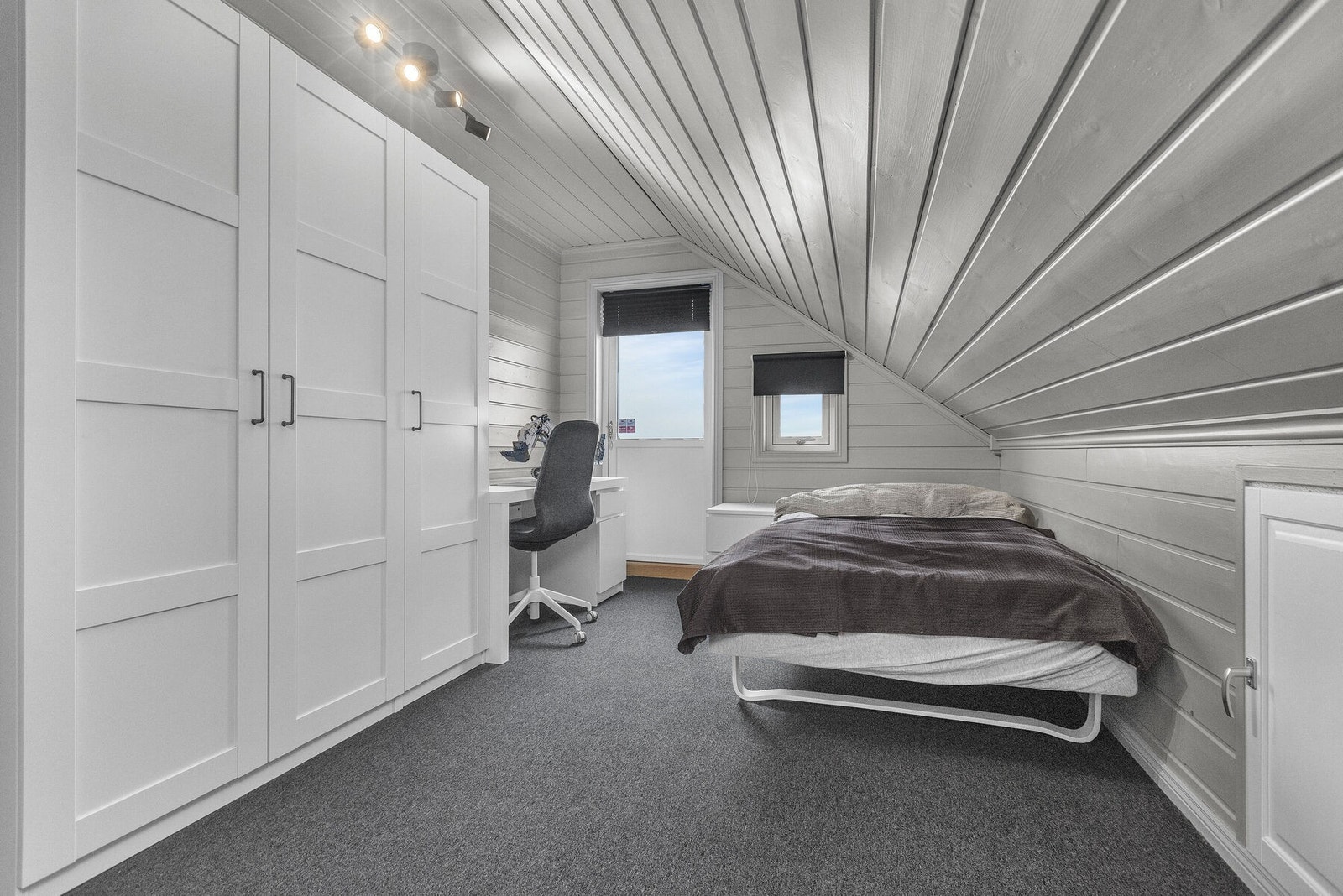 Dette soverommet på loftet har utgang til en egen luftebalkong. Galleribilde